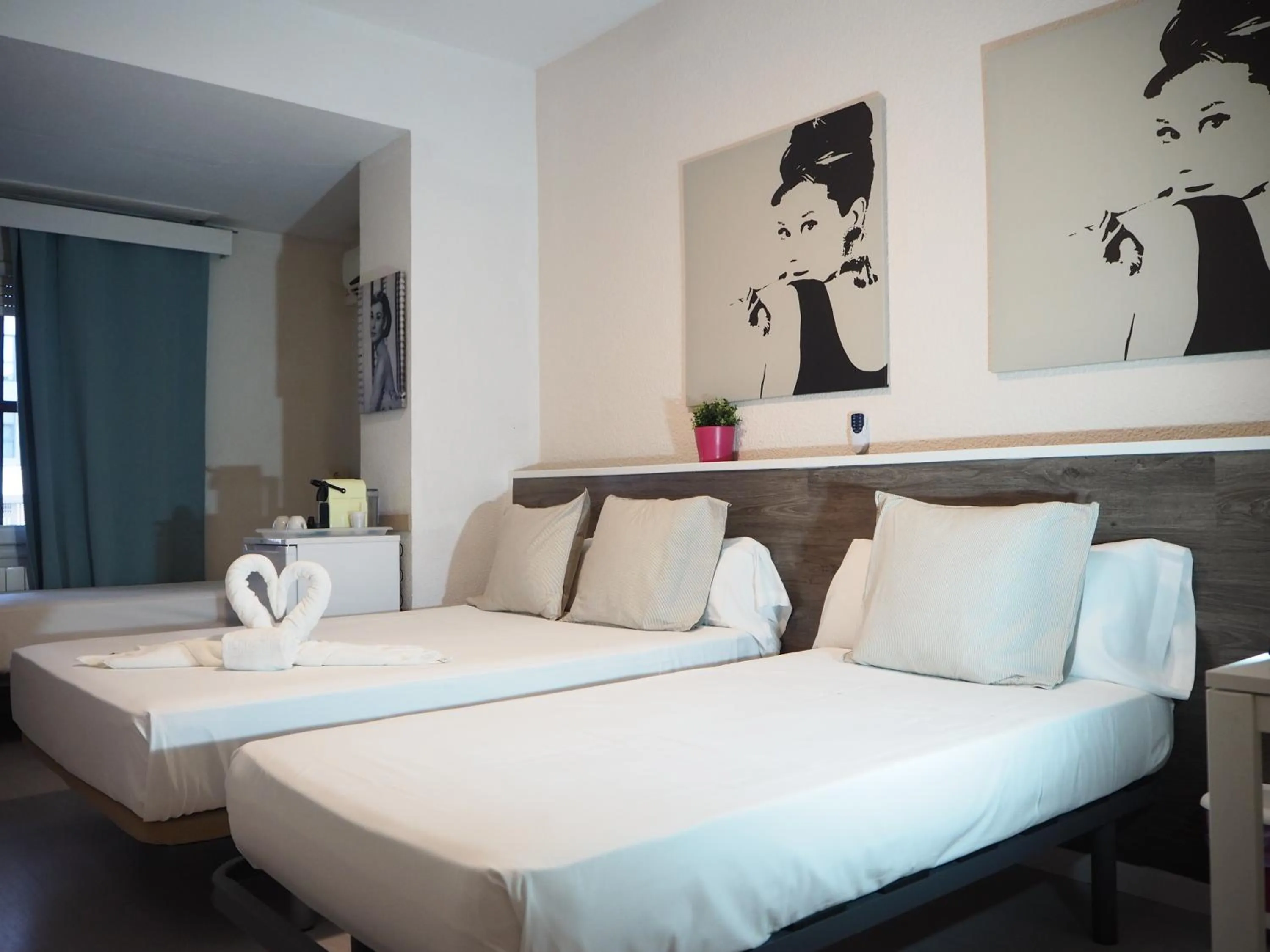 Decorative detail, Bed in VALENCIA SUITS YOU Centro Histórico, Establecimiento Automatizado-Fast Auto Check in&Out, Solo para Adultos-Adults only