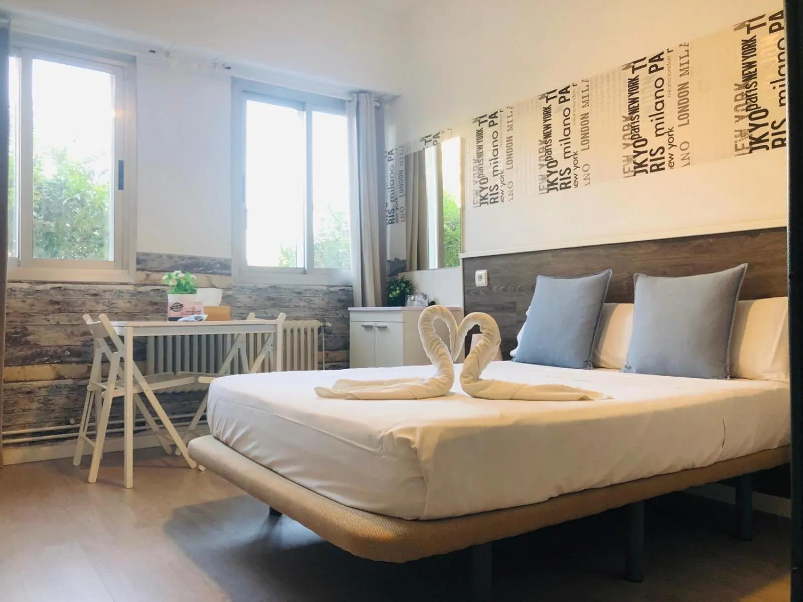 Decorative detail, Bed in VALENCIA SUITS YOU Centro Histórico, Establecimiento Automatizado-Fast Auto Check in&Out, Solo para Adultos-Adults only