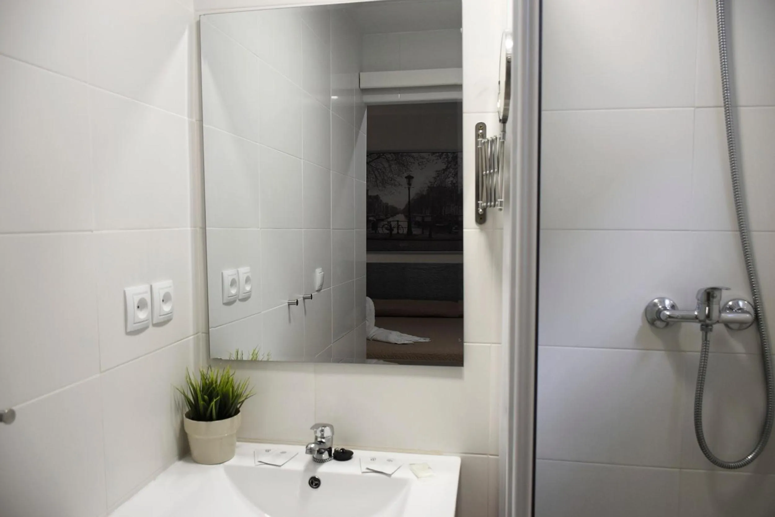 Bathroom in VALENCIA SUITS YOU Centro Histórico, Establecimiento Automatizado-Fast Auto Check in&Out, Solo para Adultos-Adults only