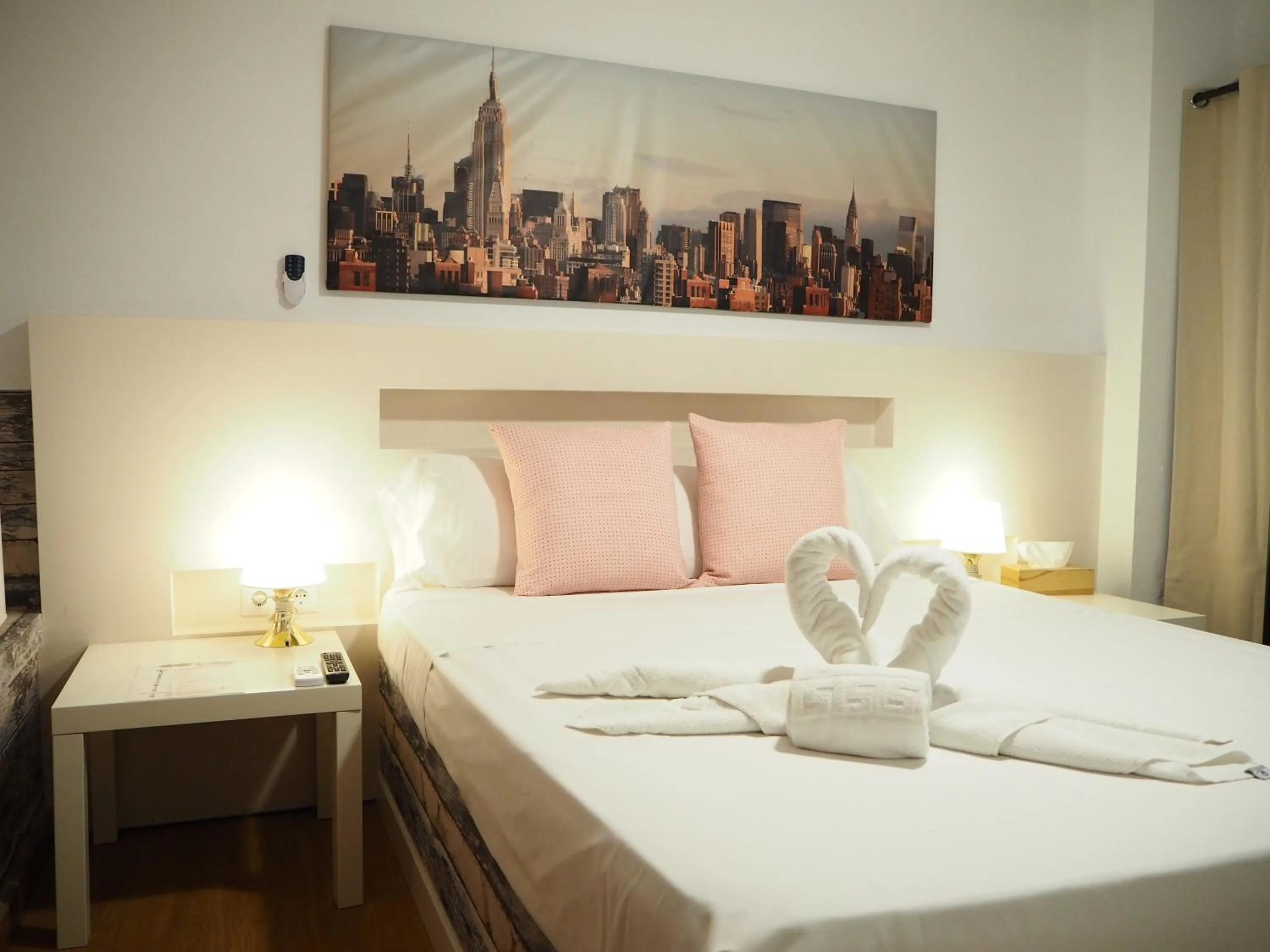 Decorative detail, Bed in VALENCIA SUITS YOU Centro Histórico, Establecimiento Automatizado-Fast Auto Check in&Out, Solo para Adultos-Adults only