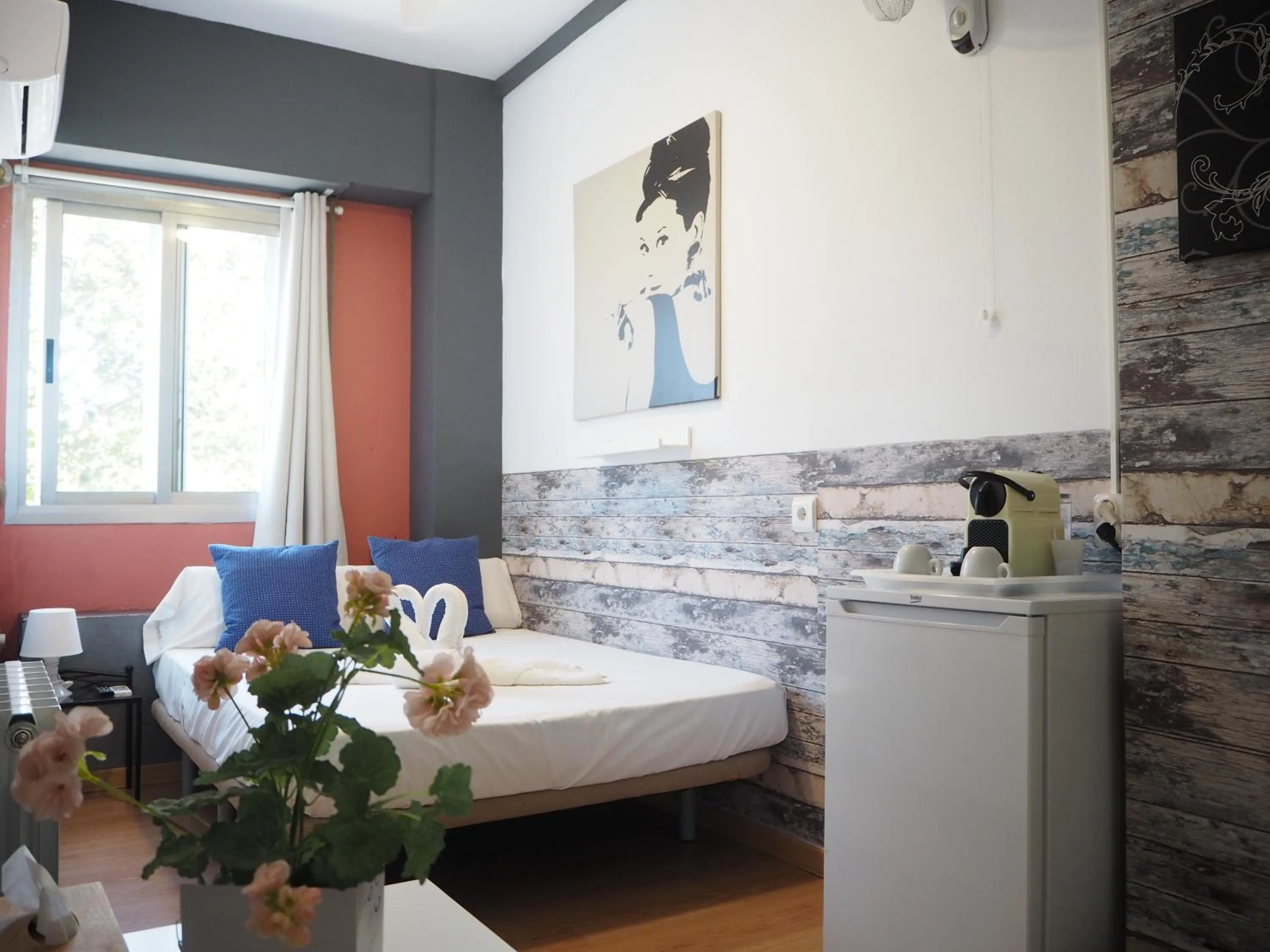 Garden view, Bed in VALENCIA SUITS YOU Centro Histórico, Establecimiento Automatizado-Fast Auto Check in&Out, Solo para Adultos-Adults only