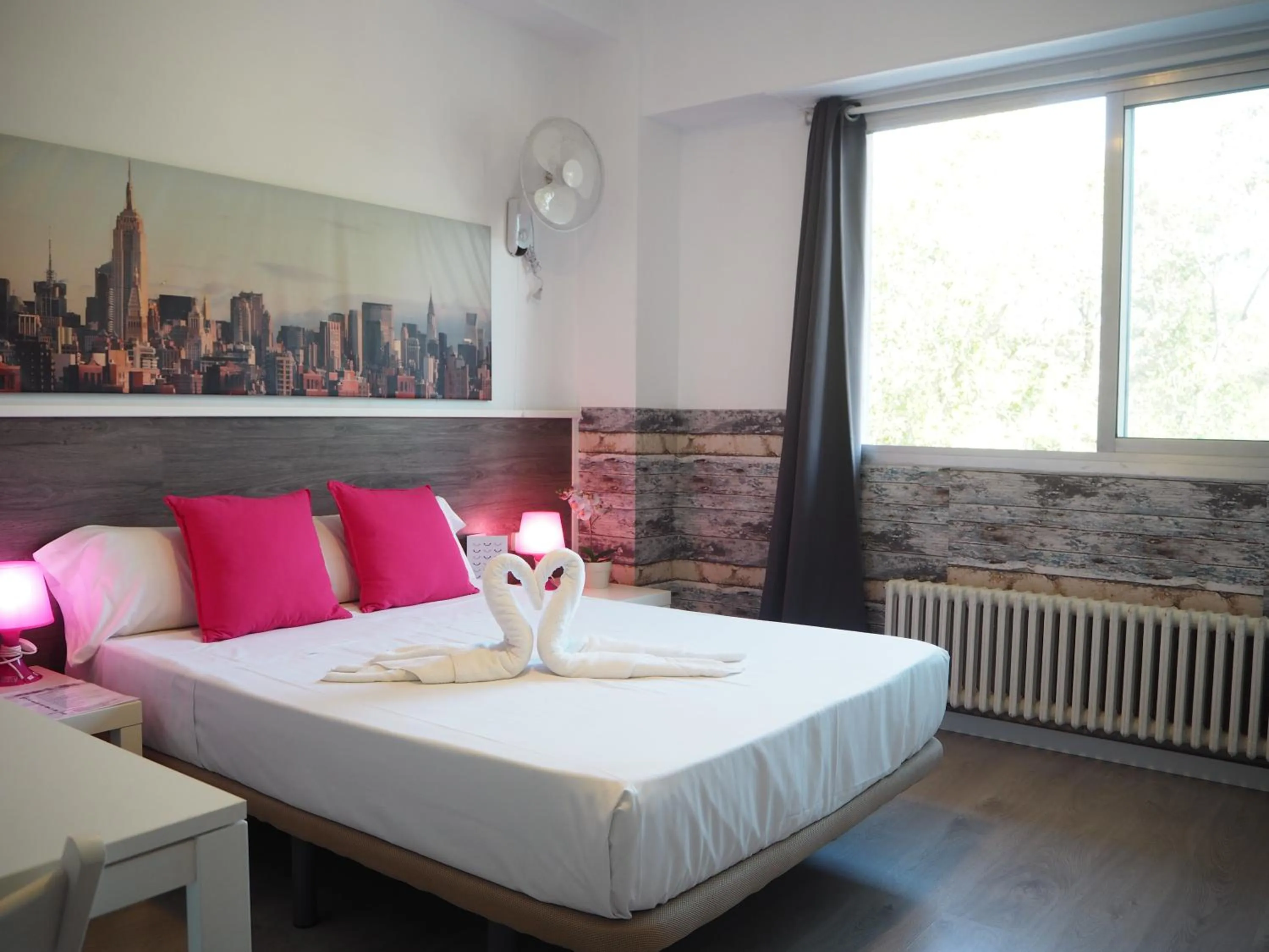 Decorative detail, Bed in VALENCIA SUITS YOU Centro Histórico, Establecimiento Automatizado-Fast Auto Check in&Out, Solo para Adultos-Adults only