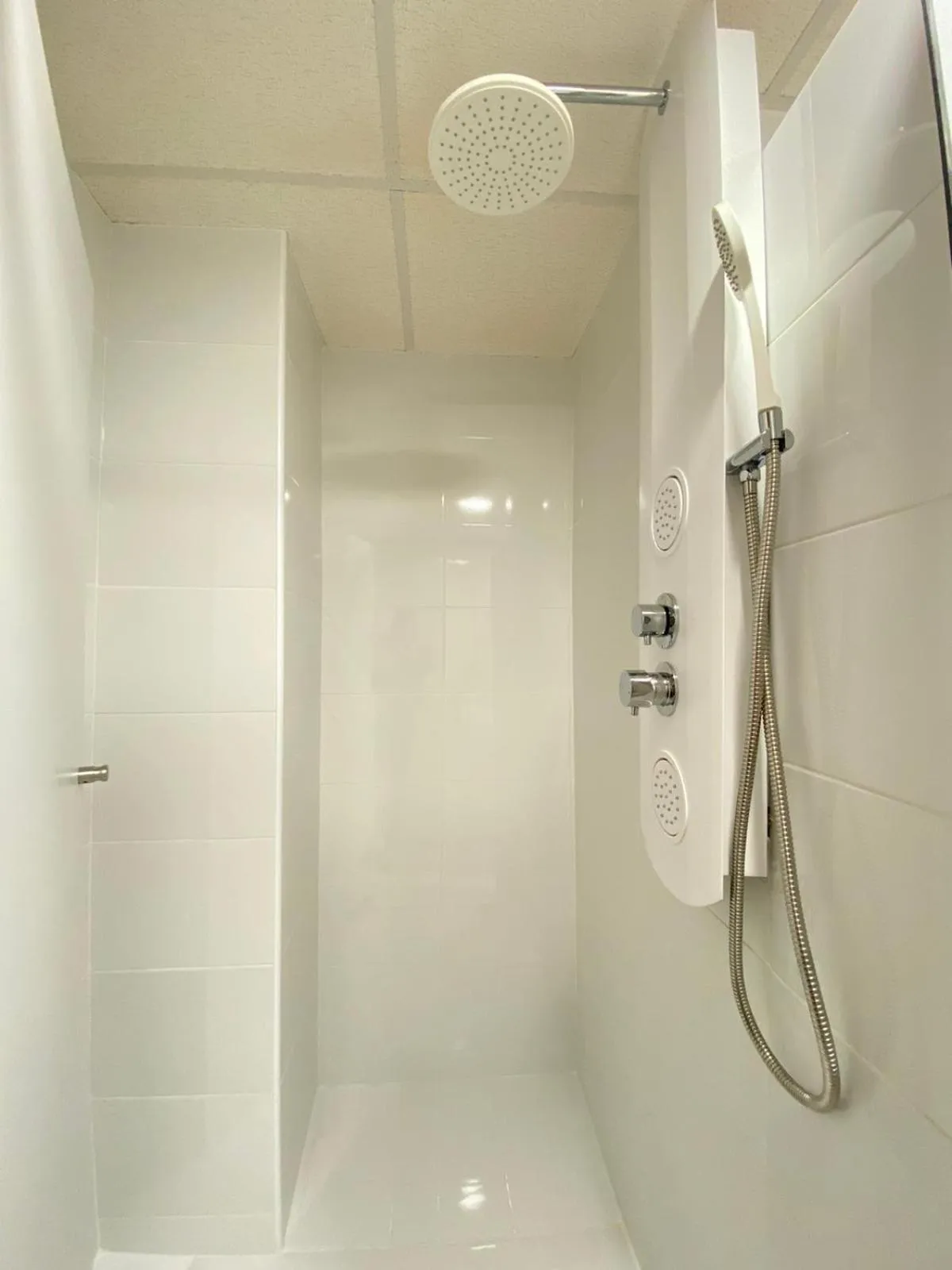 Bathroom in VALENCIA SUITS YOU Centro Histórico, Establecimiento Automatizado-Fast Auto Check in&Out, Solo para Adultos-Adults only