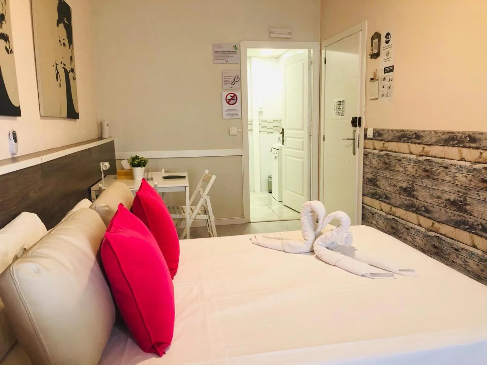 Decorative detail, Bed in VALENCIA SUITS YOU Centro Histórico, Establecimiento Automatizado-Fast Auto Check in&Out, Solo para Adultos-Adults only