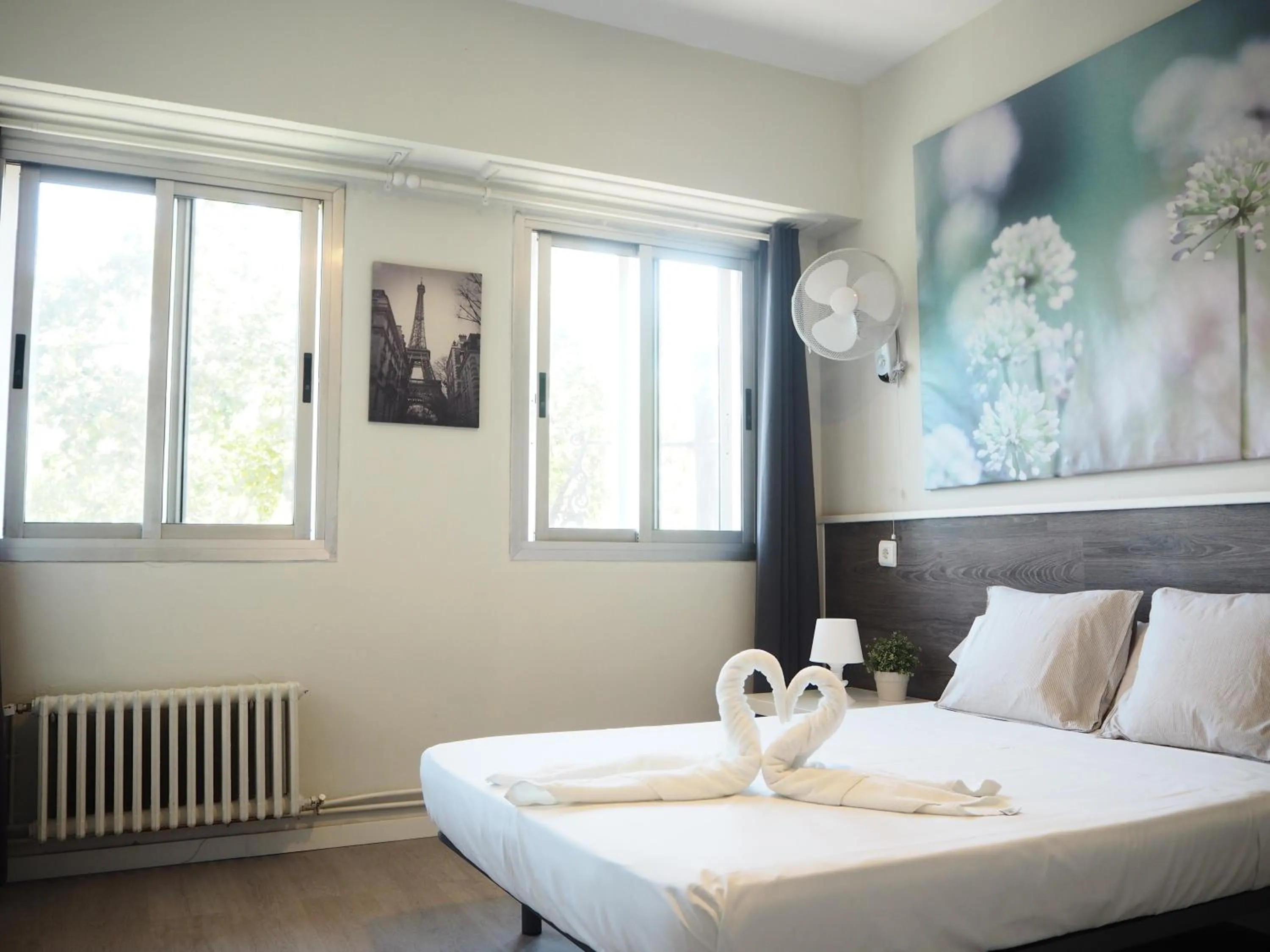 Garden view, Bed in VALENCIA SUITS YOU Centro Histórico, Establecimiento Automatizado-Fast Auto Check in&Out, Solo para Adultos-Adults only