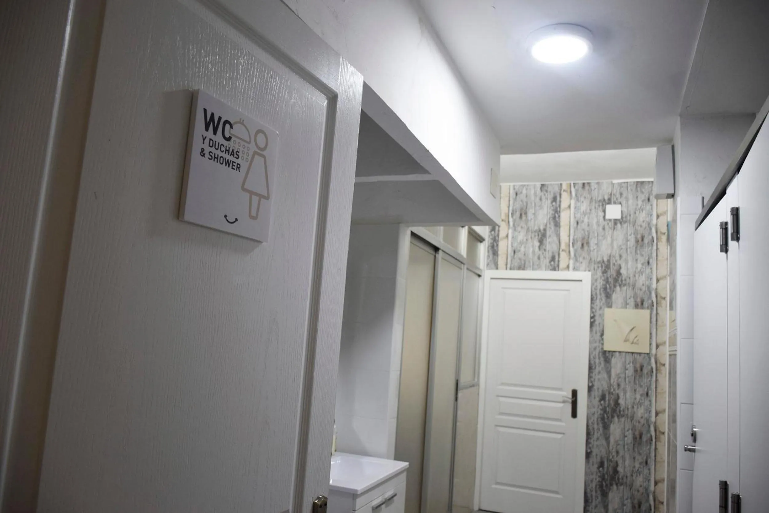 Bathroom in VALENCIA SUITS YOU Centro Histórico, Establecimiento Automatizado-Fast Auto Check in&Out, Solo para Adultos-Adults only