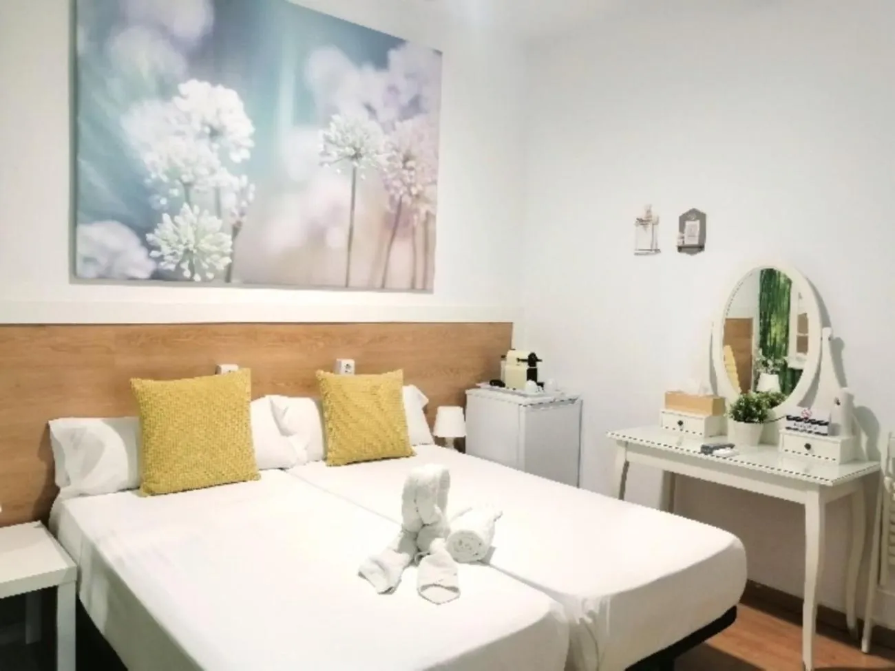 Photo of the whole room in VALENCIA SUITS YOU Centro Histórico, Establecimiento Automatizado-Fast Auto Check in&Out, Solo para Adultos-Adults only