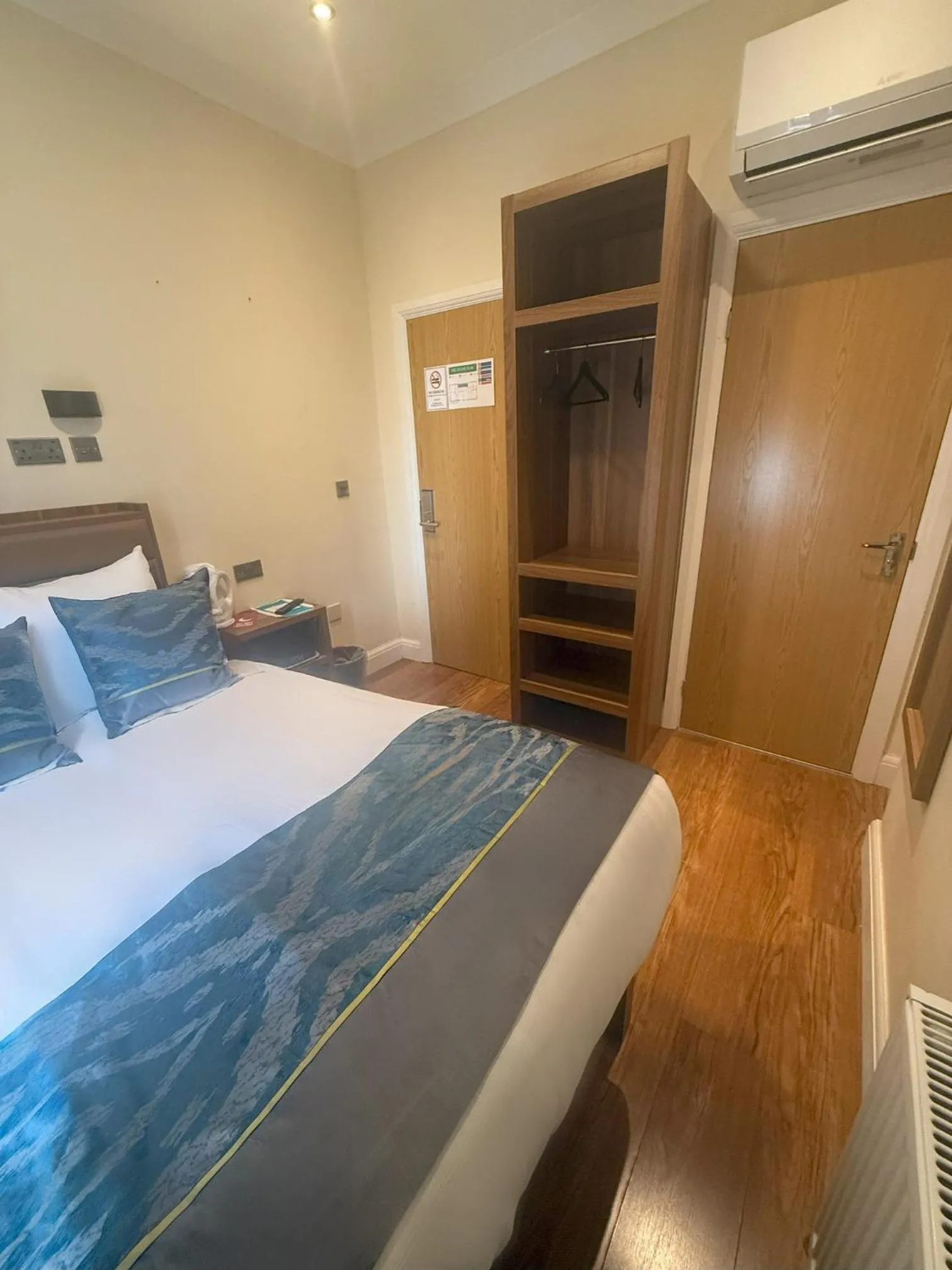 Bed in Olympia Inn Hotel