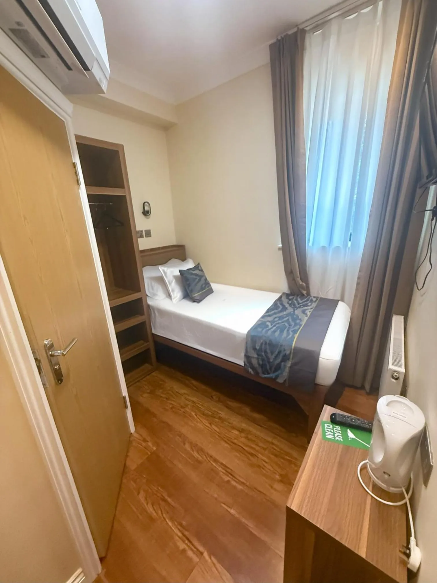 Bed in Olympia Inn Hotel