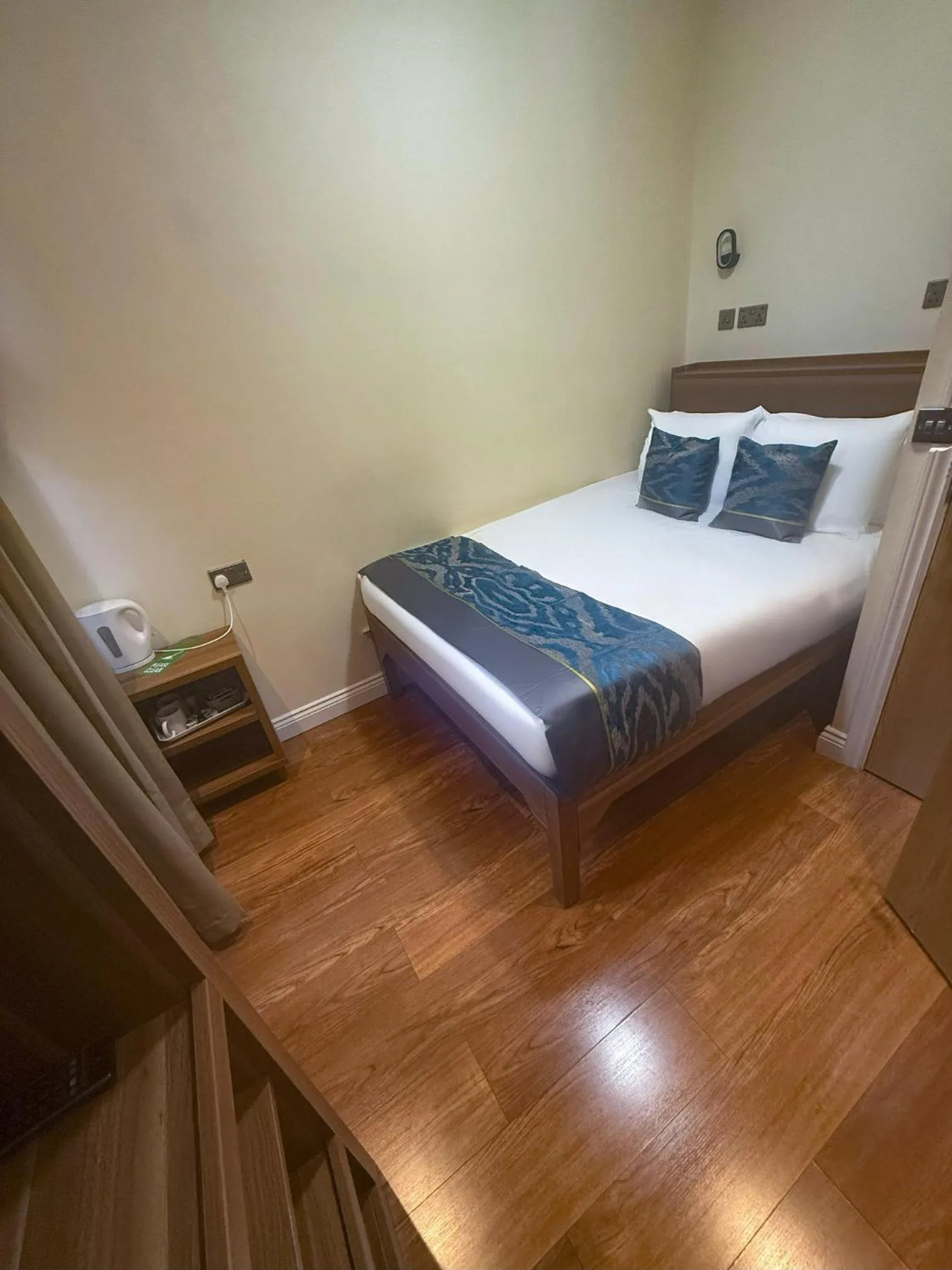 Bed in Olympia Inn Hotel