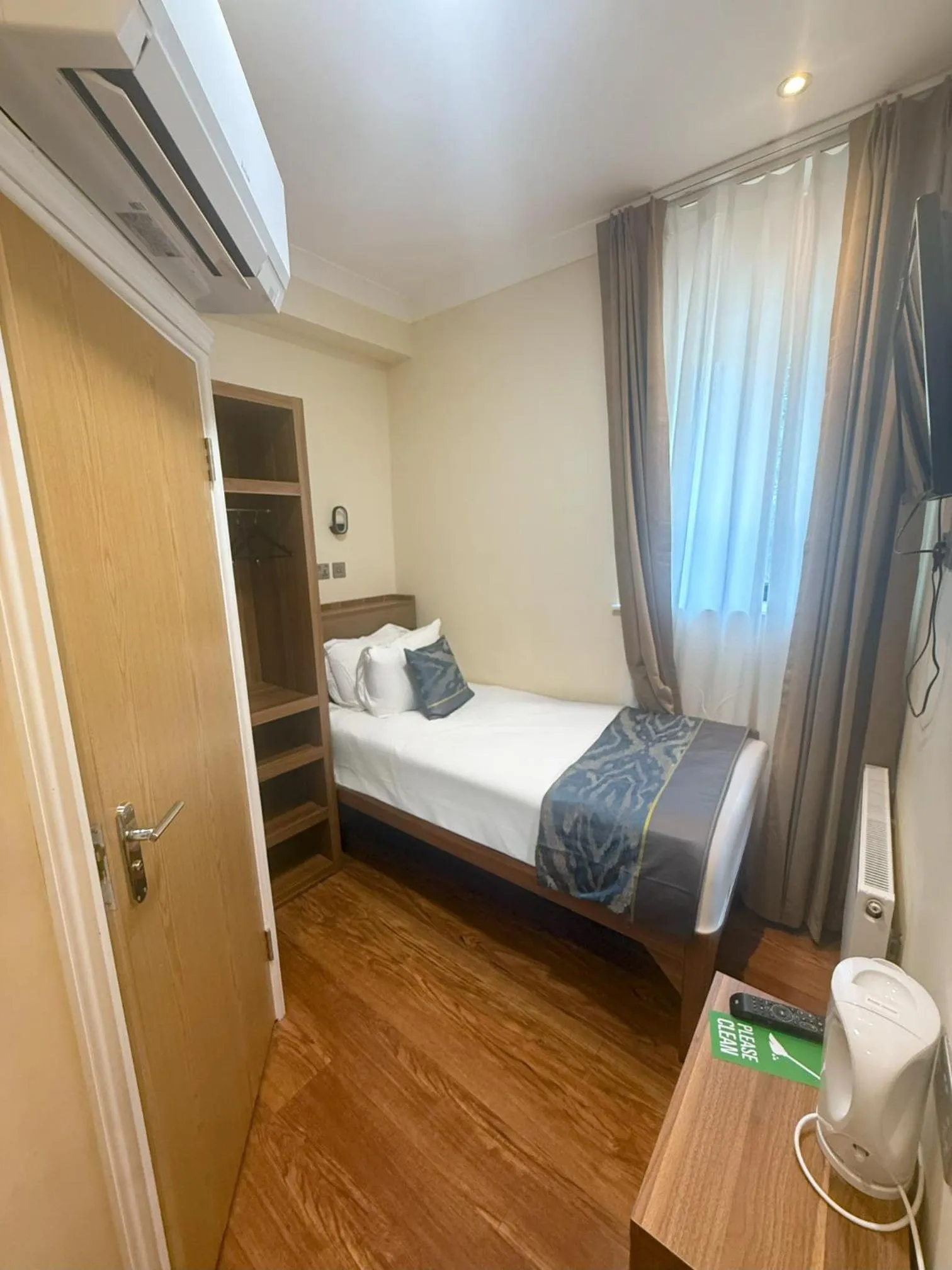 Bed in Olympia Inn Hotel