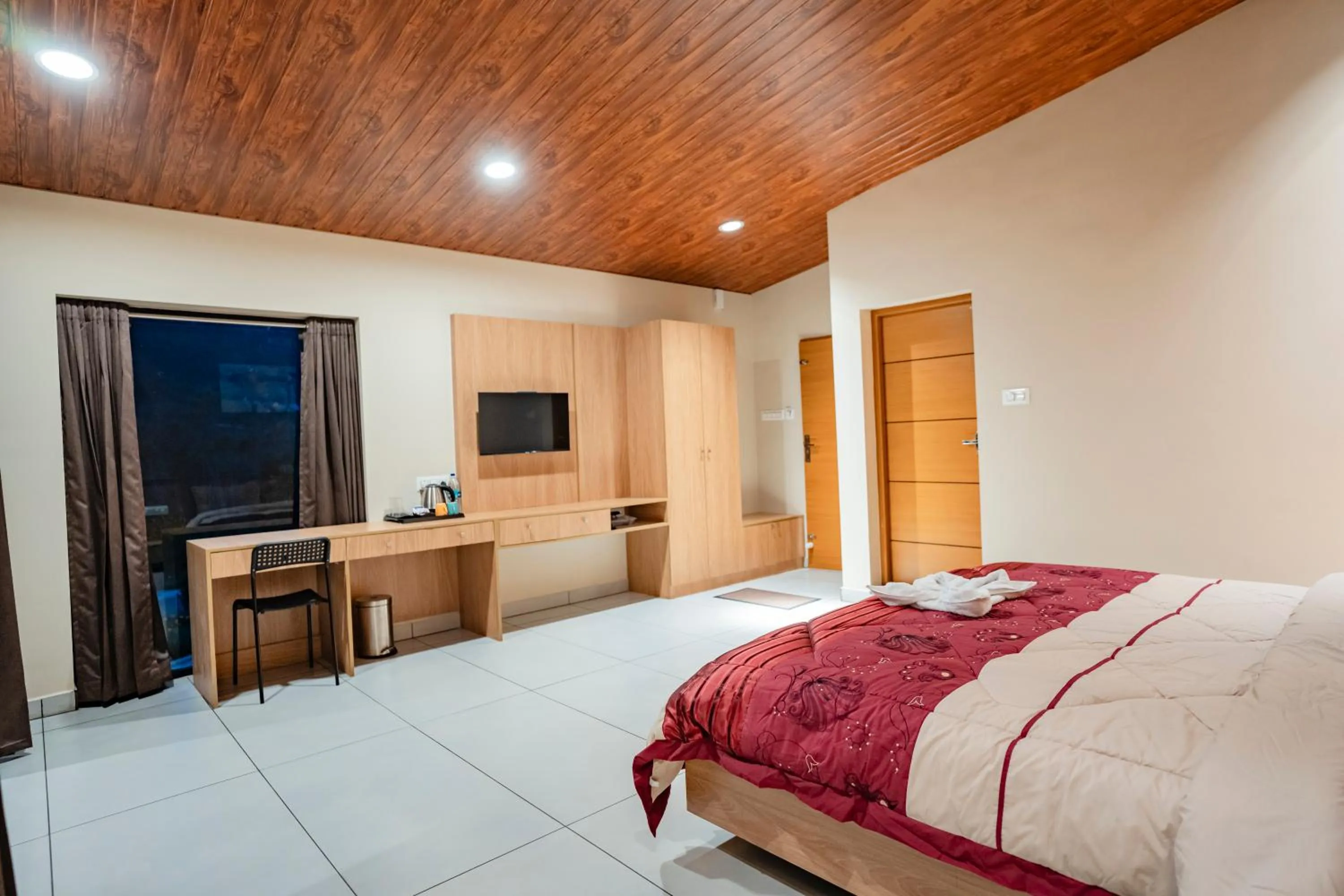 Bed in Cleveland Resorts Kanthalloor