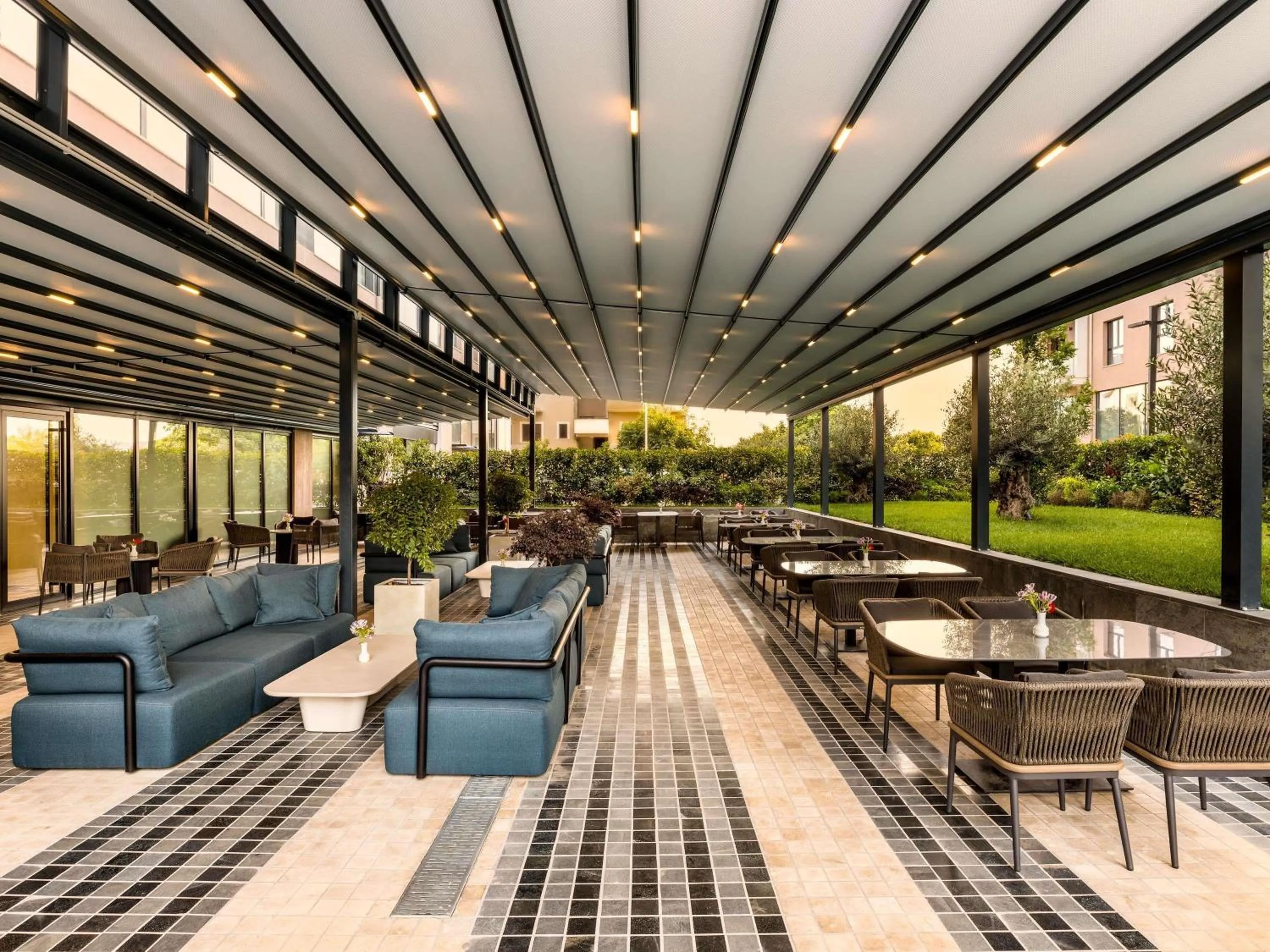 Lounge or bar in Mercure Tirana
