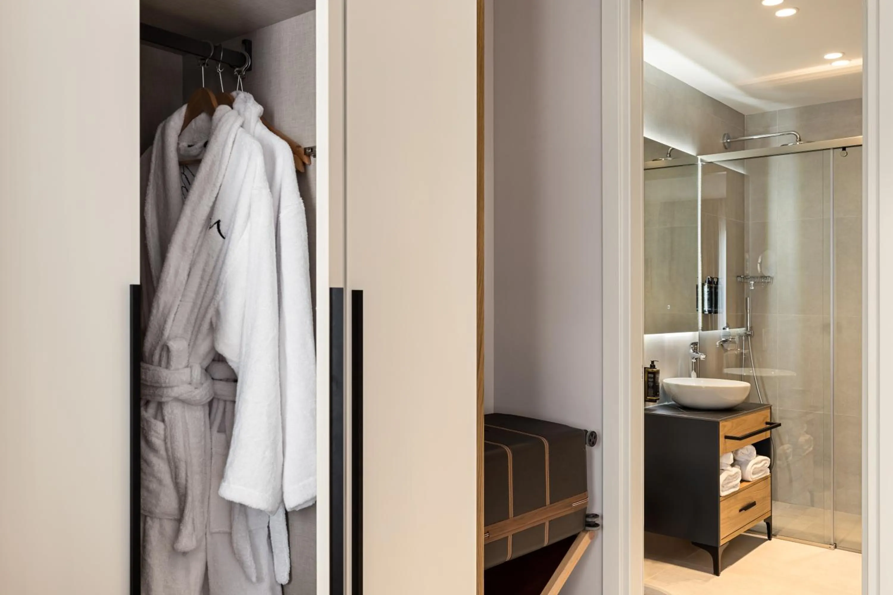 Shower in Mercure Tirana