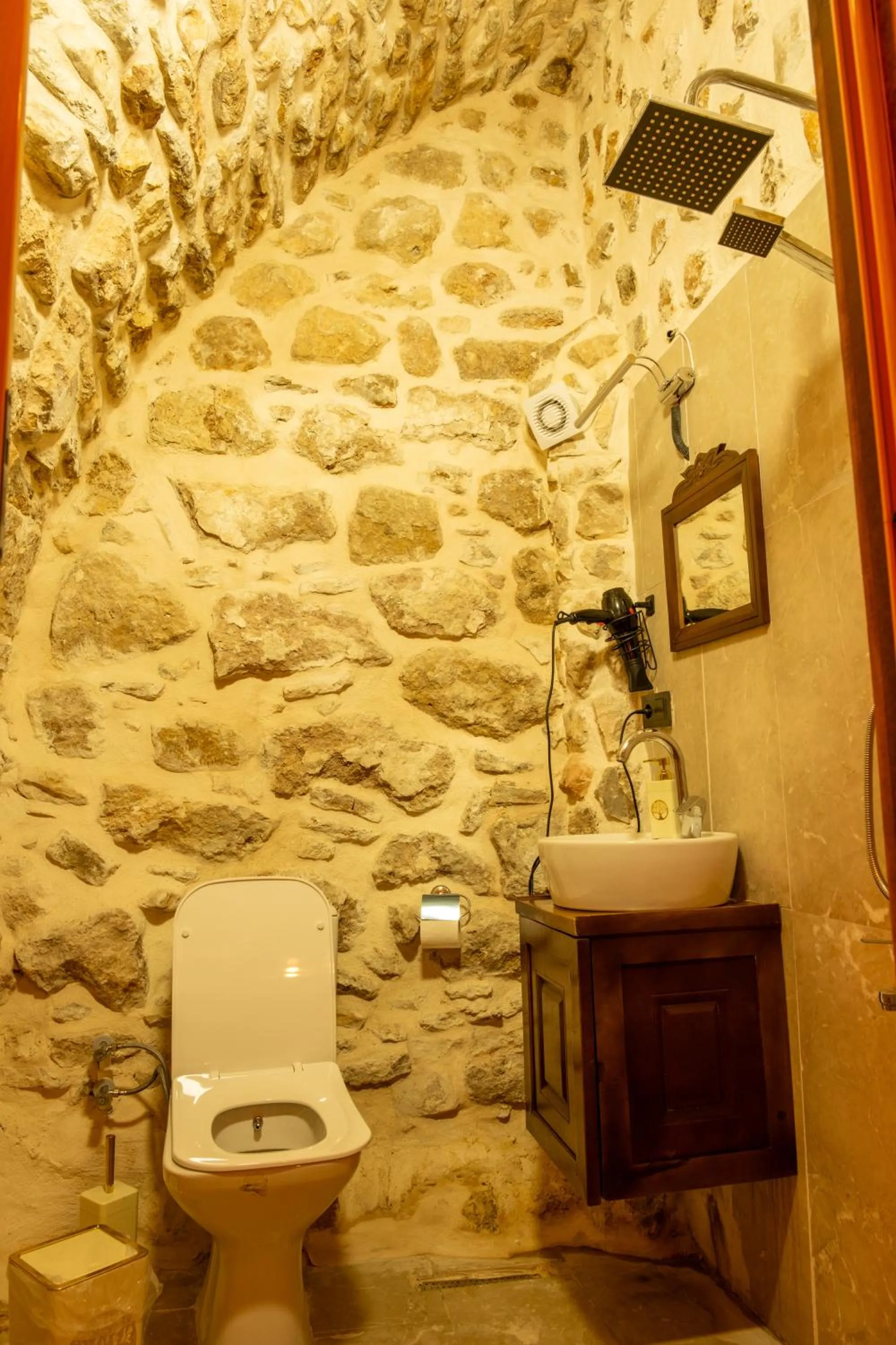 Toilet in ELYANS KONAĞI