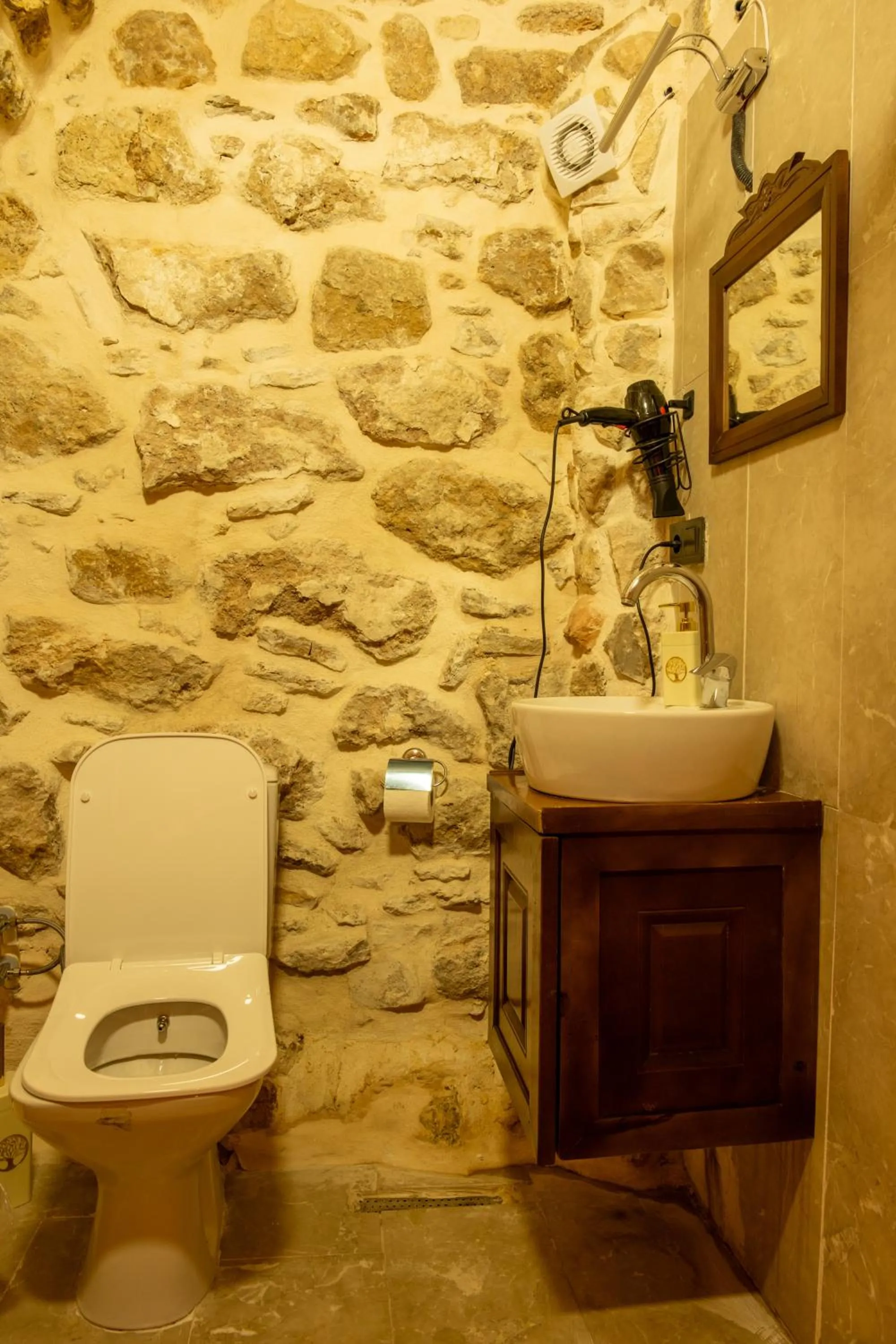 Bathroom in ELYANS KONAĞI