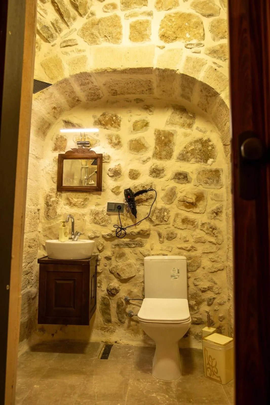 Toilet in ELYANS KONAĞI