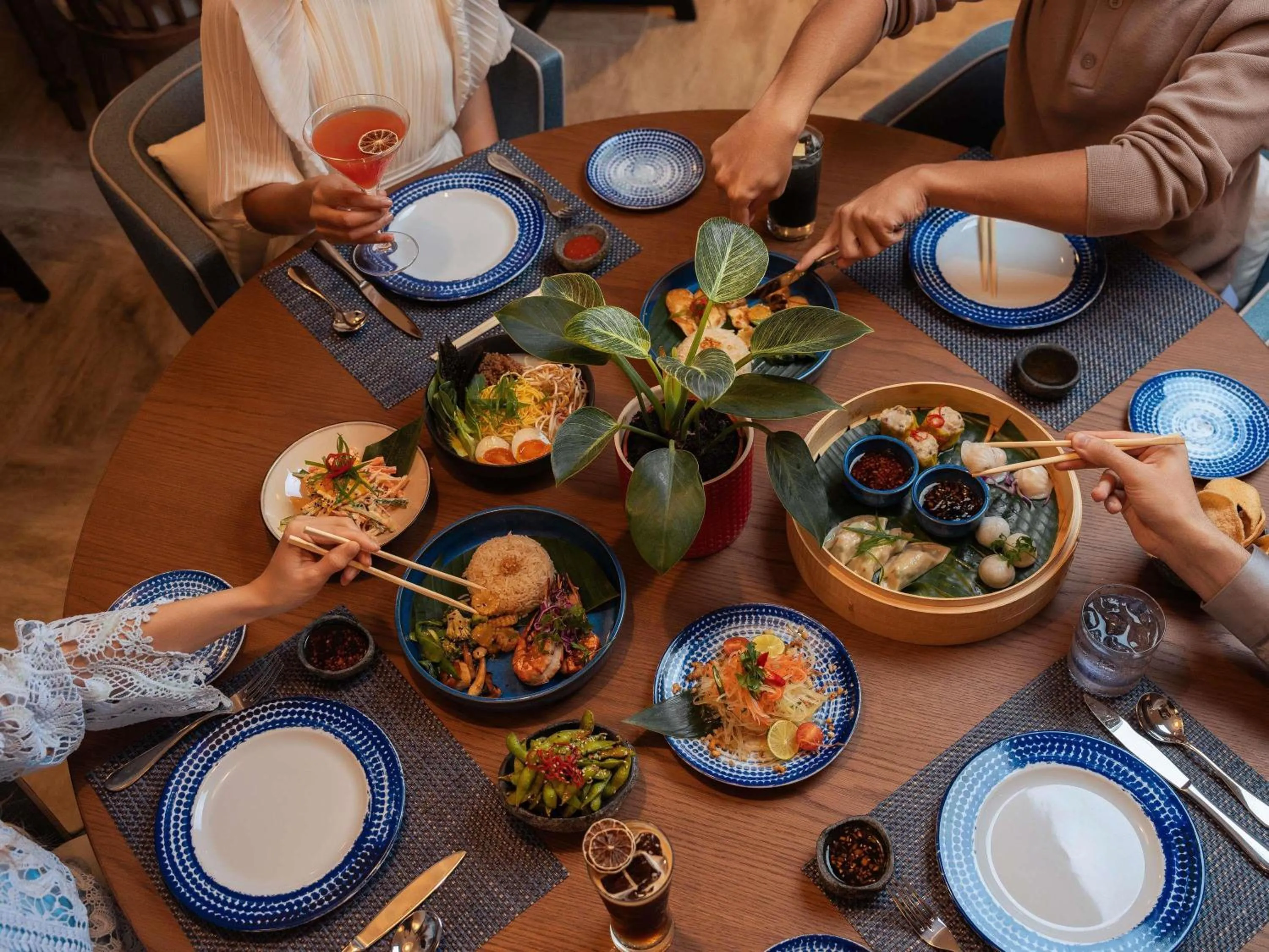 Restaurant/places to eat in Mercure Dubai Deira