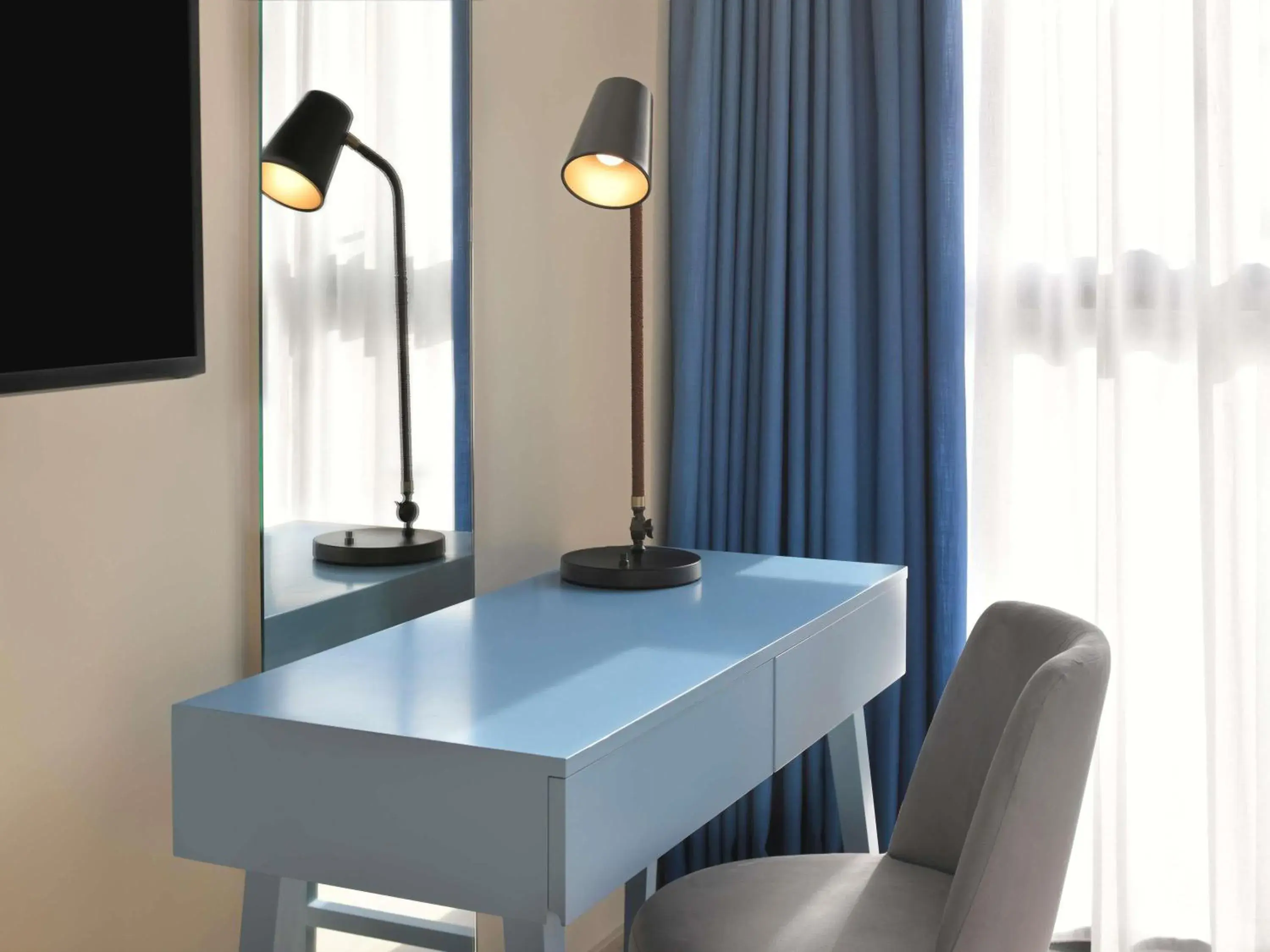 Classic Room King Bed in Mercure Dubai Deira Classic Room King Bed in Mercure Dubai Deira