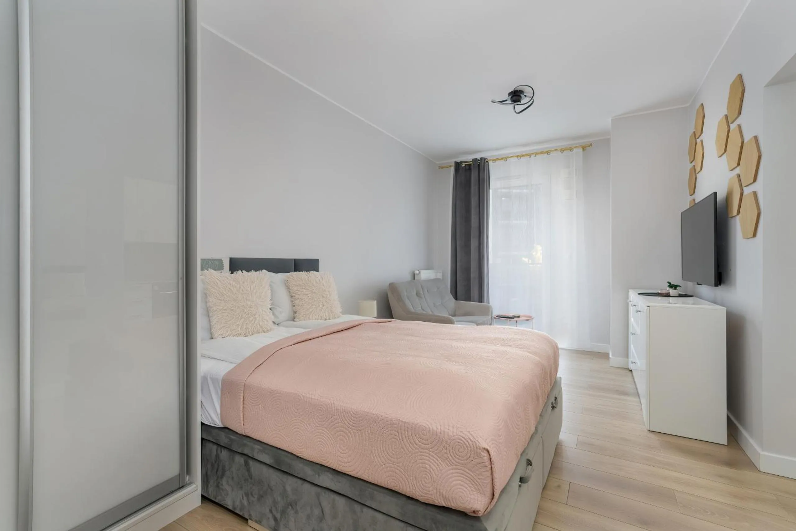 Stylish & Comfy Garbary Apartments with Parking by Noclegi Renters