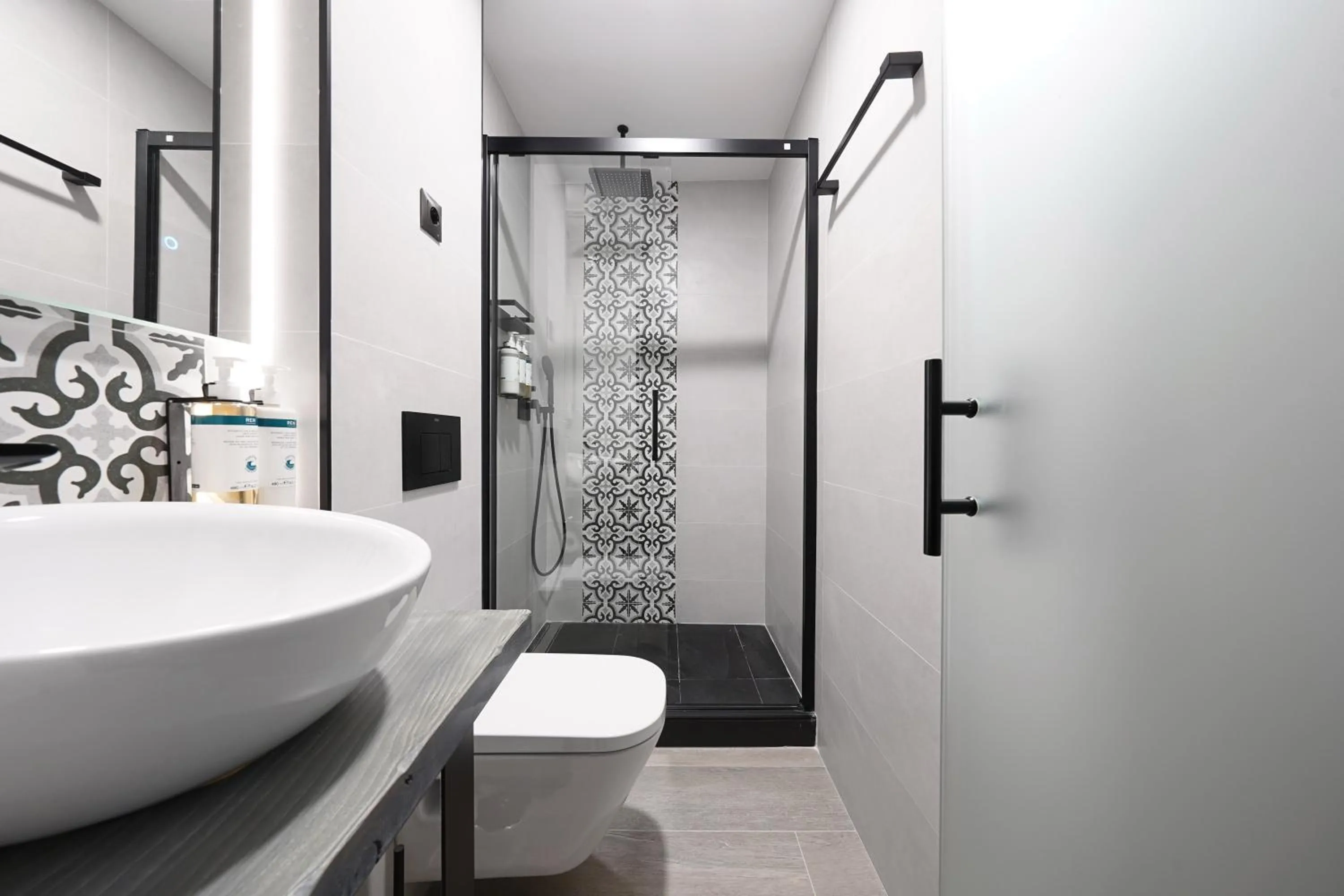 Shower in Numa Madrid Luna