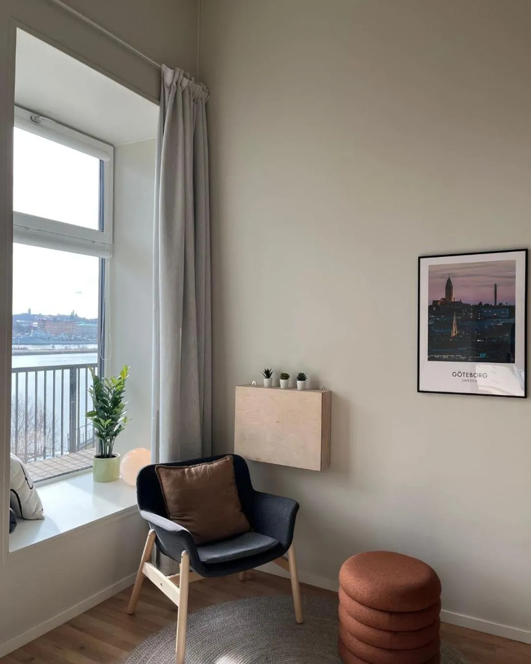 Seating area in Waterfront Cabins