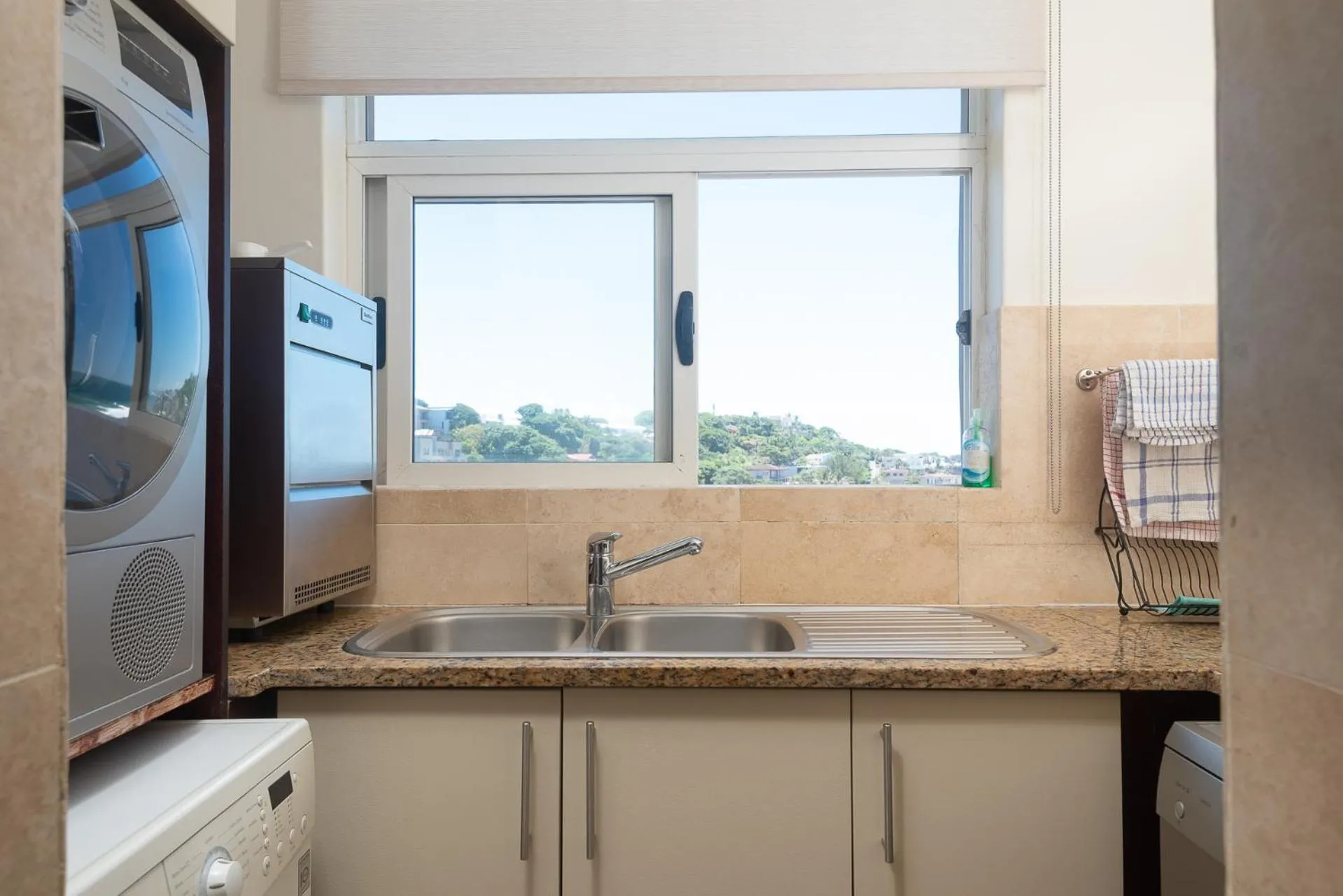 Kitchen or kitchenette in Ballito Manor View 601