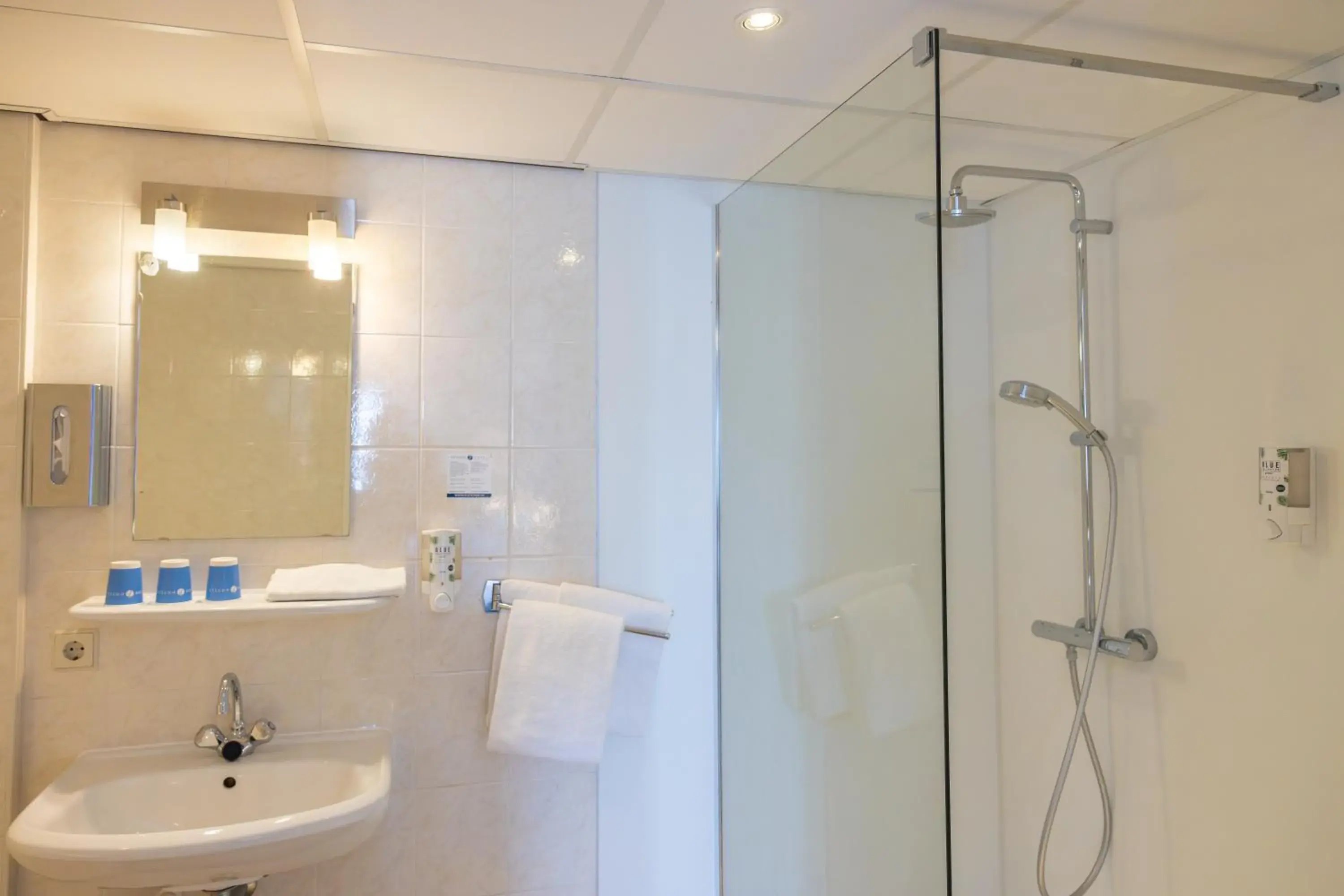 Bathroom in Fletcher Hotel - Restaurant de Cooghen Bathroom in Fletcher Hotel - Restaurant de Cooghen