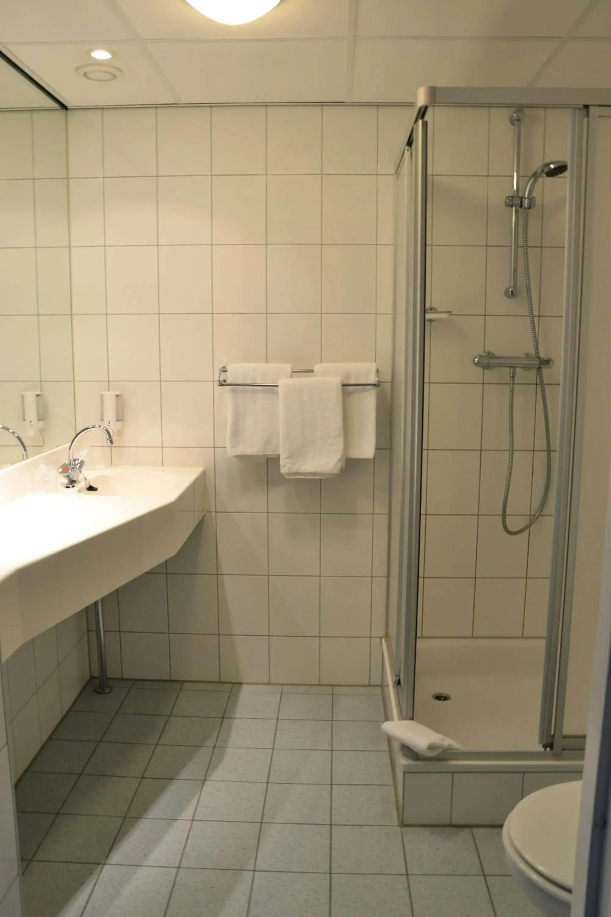 Bathroom in Fletcher Hotel - Restaurant de Cooghen Bathroom in Fletcher Hotel - Restaurant de Cooghen