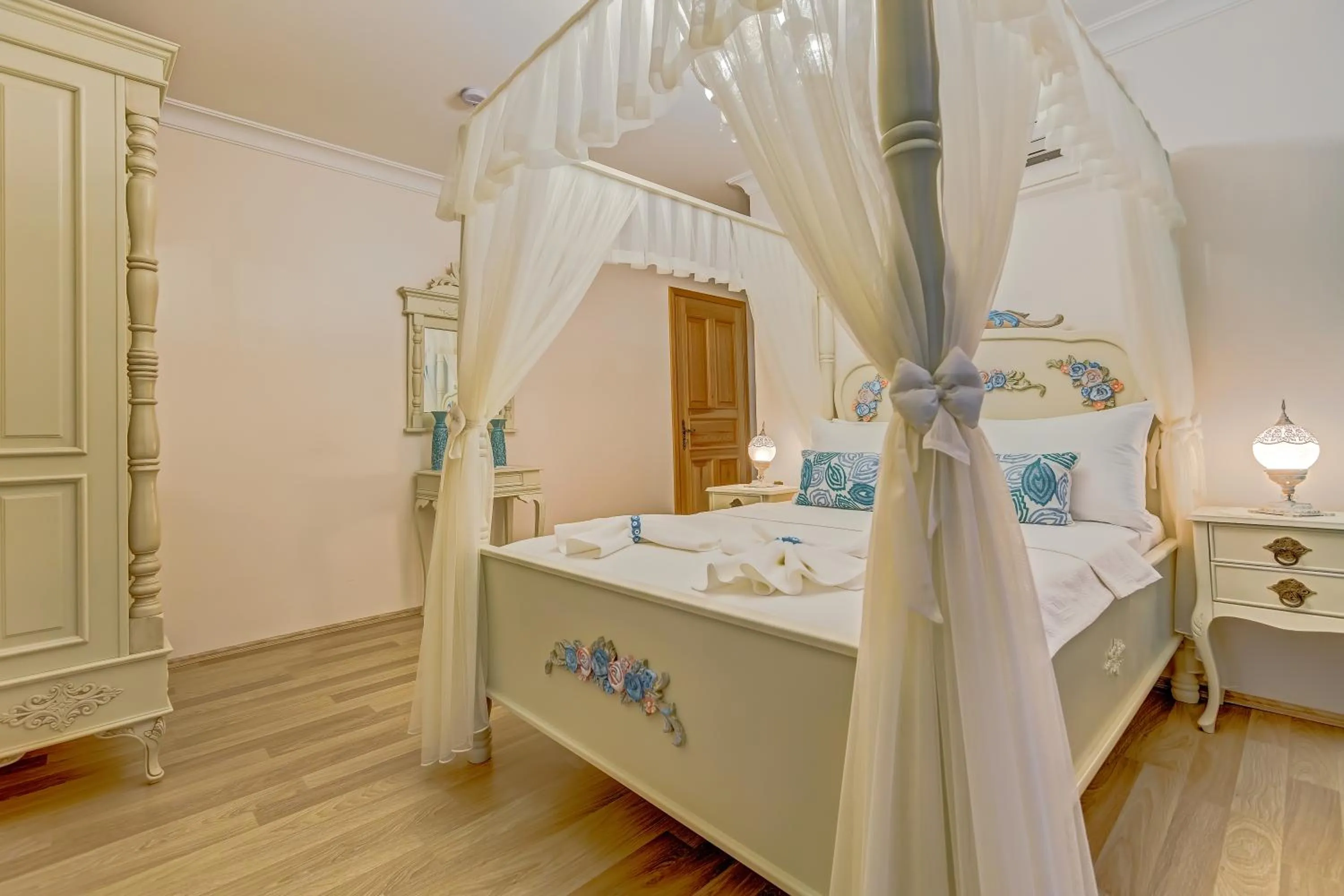 Photo of the whole room, Bed in Cunda Esen Hotel