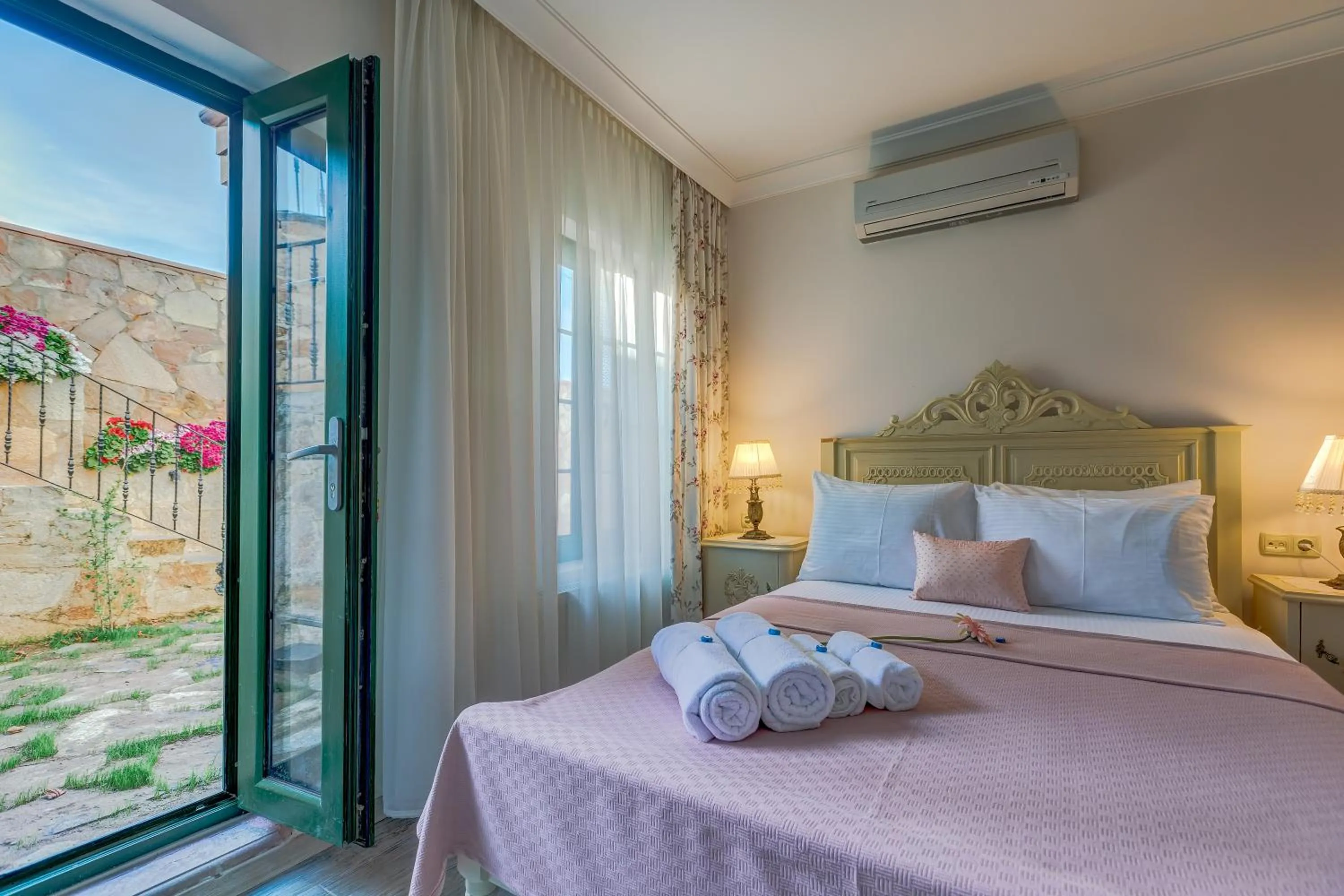 Garden view, Bed in Cunda Esen Hotel