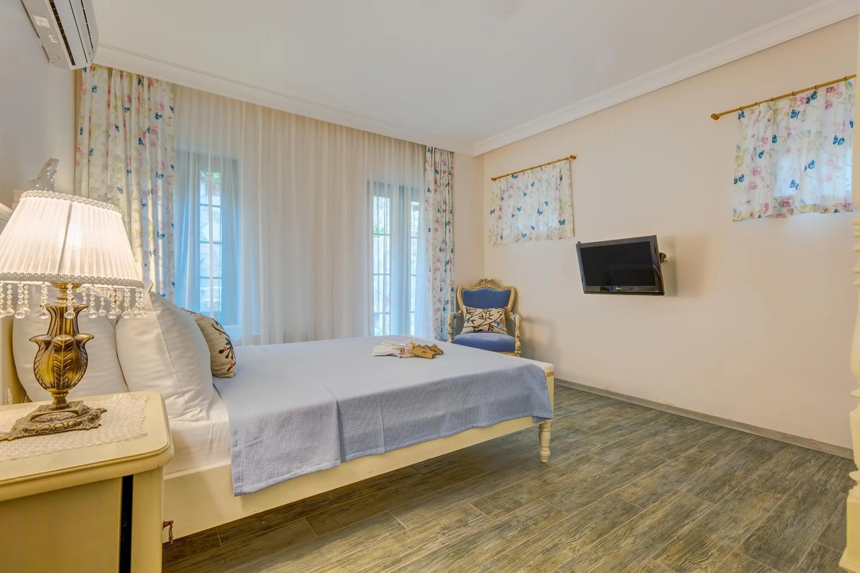 Garden view, Bed in Cunda Esen Hotel