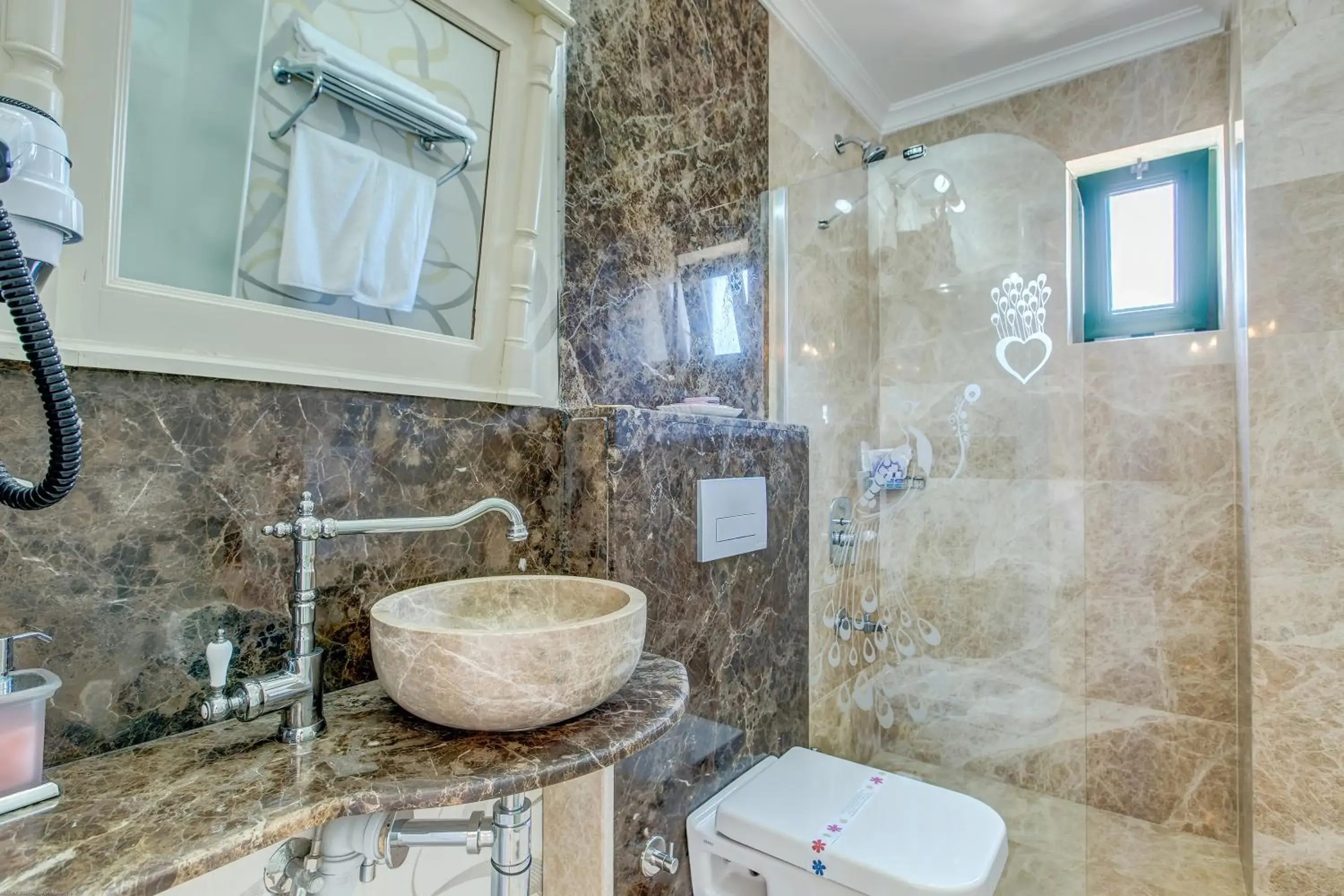 Entrance Double Room with Sea View in Cunda Esen Hotel Entrance Double Room with Sea View in Cunda Esen Hotel