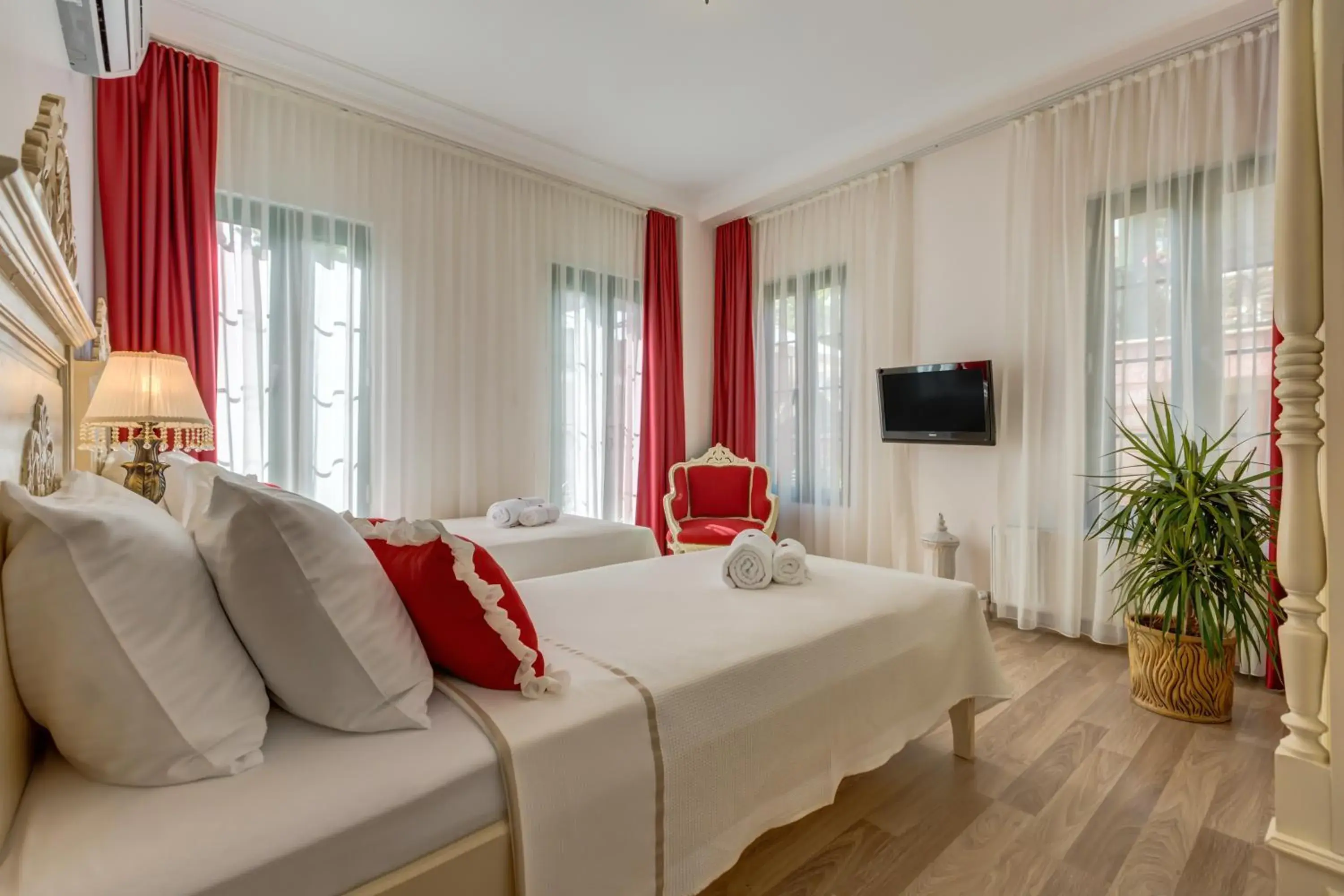 Standard Twin Room (Entrance) in Cunda Esen Hotel Standard Twin Room (Entrance) in Cunda Esen Hotel