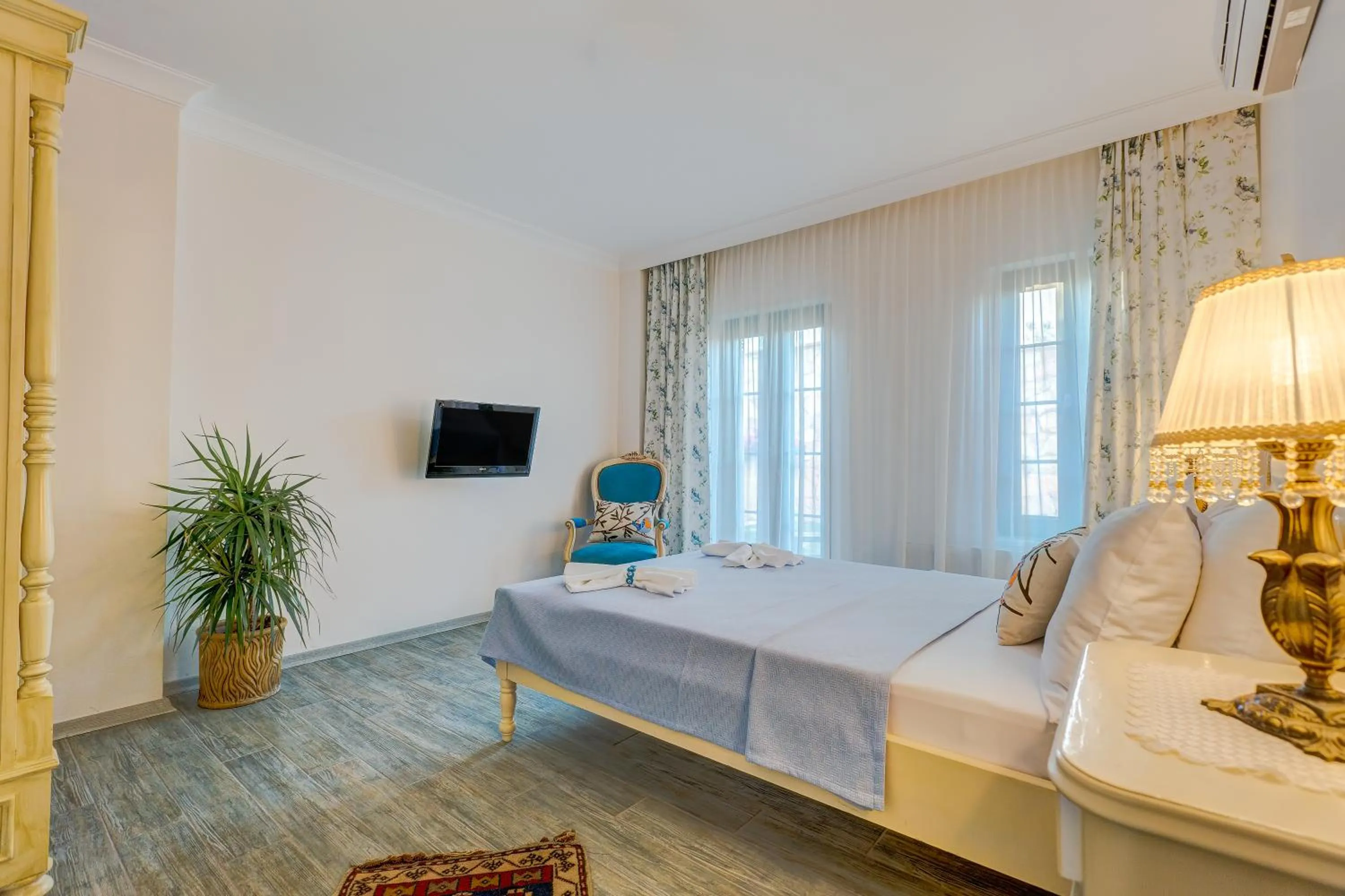 Garden view, Bed in Cunda Esen Hotel