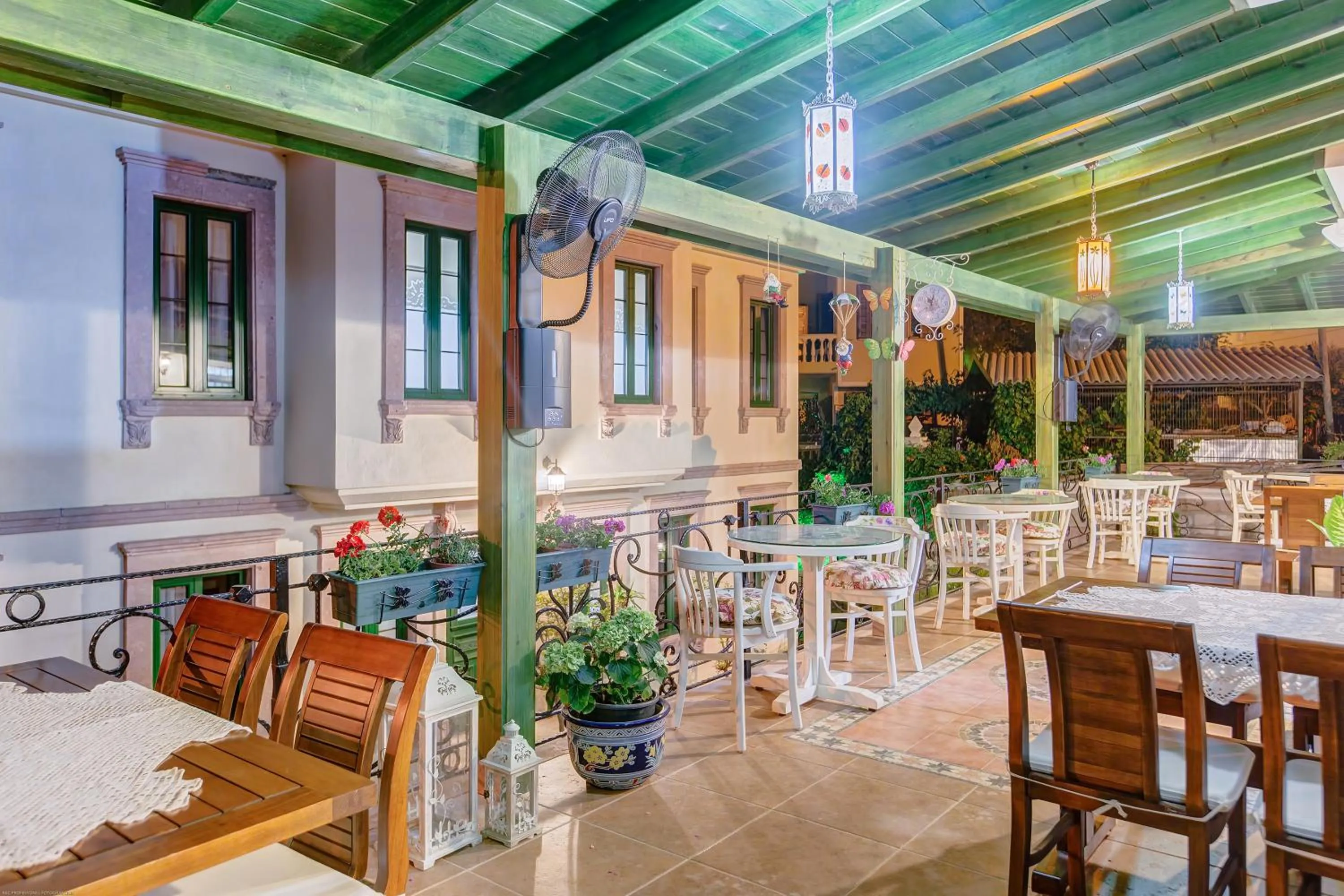 Communal lounge/ TV room in Cunda Esen Hotel