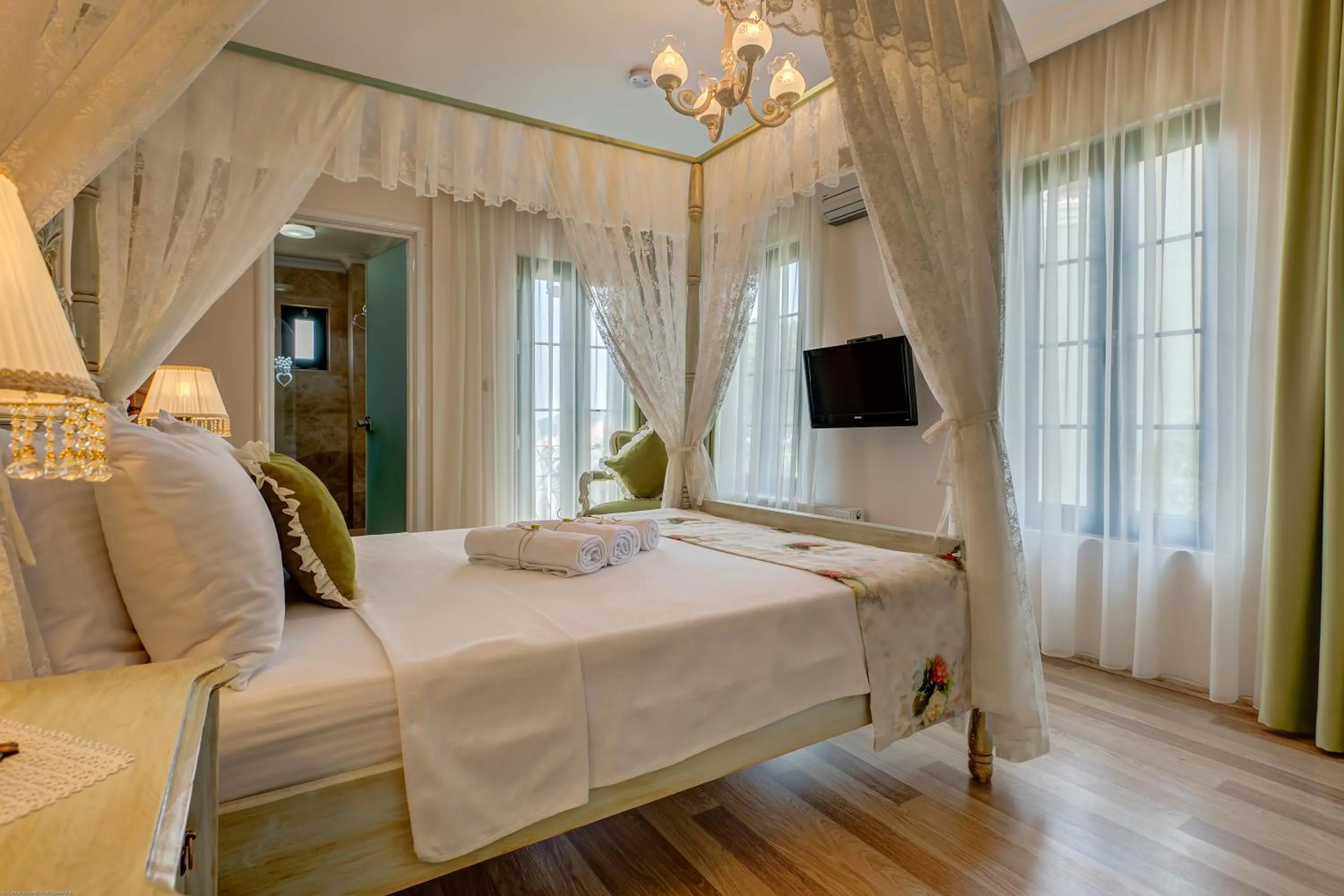 Photo of the whole room, Bed in Cunda Esen Hotel