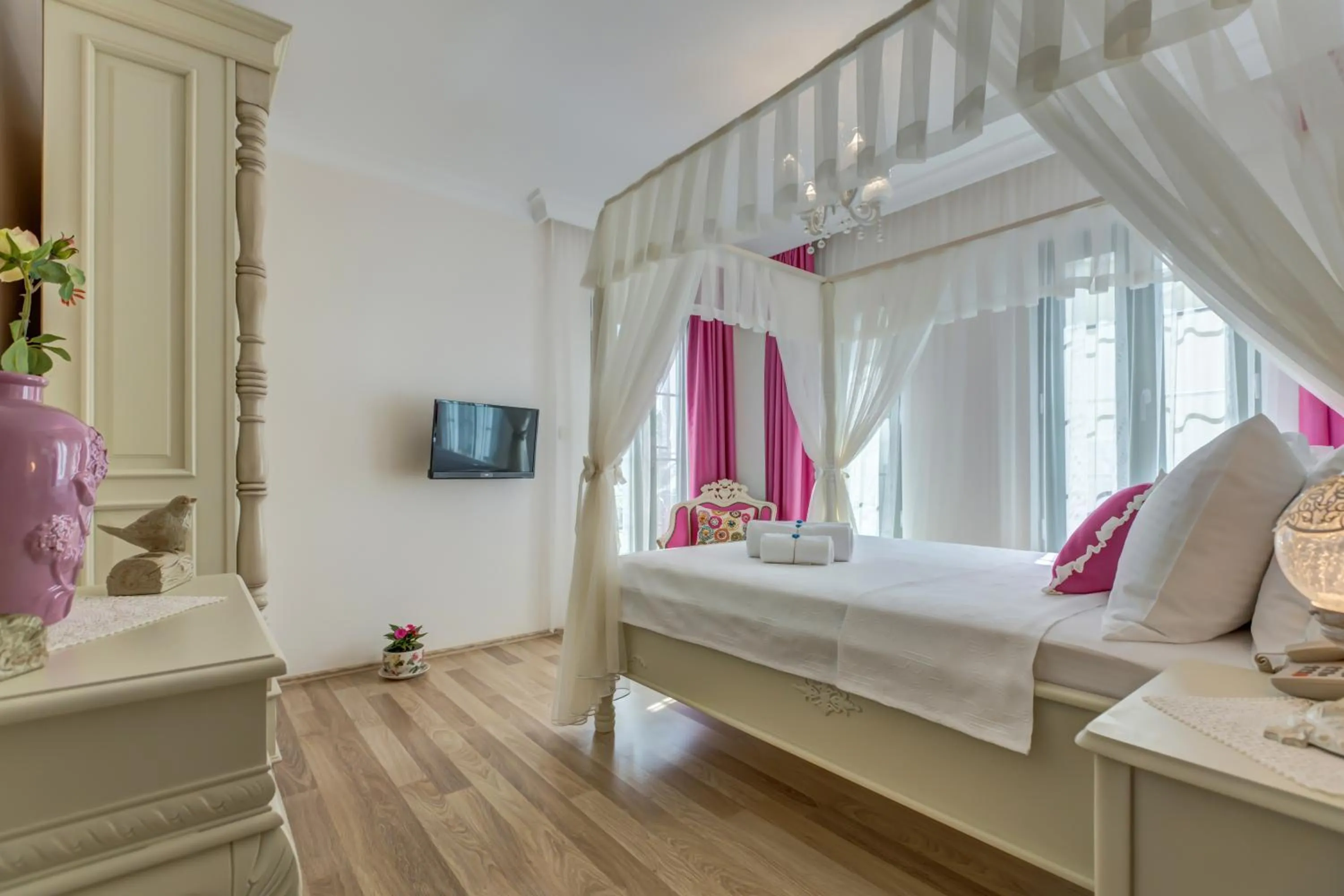 Bed in Cunda Esen Hotel