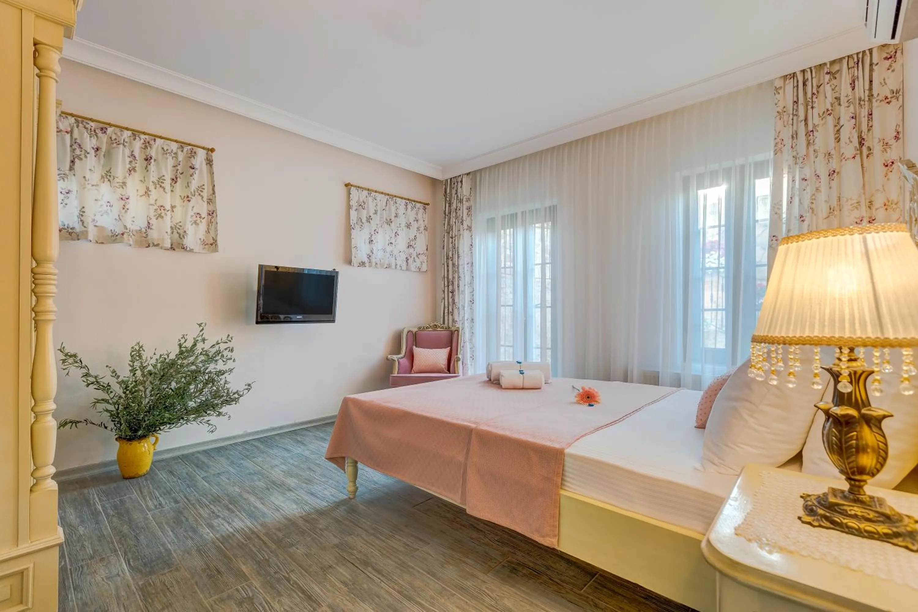 Garden view, Bed in Cunda Esen Hotel