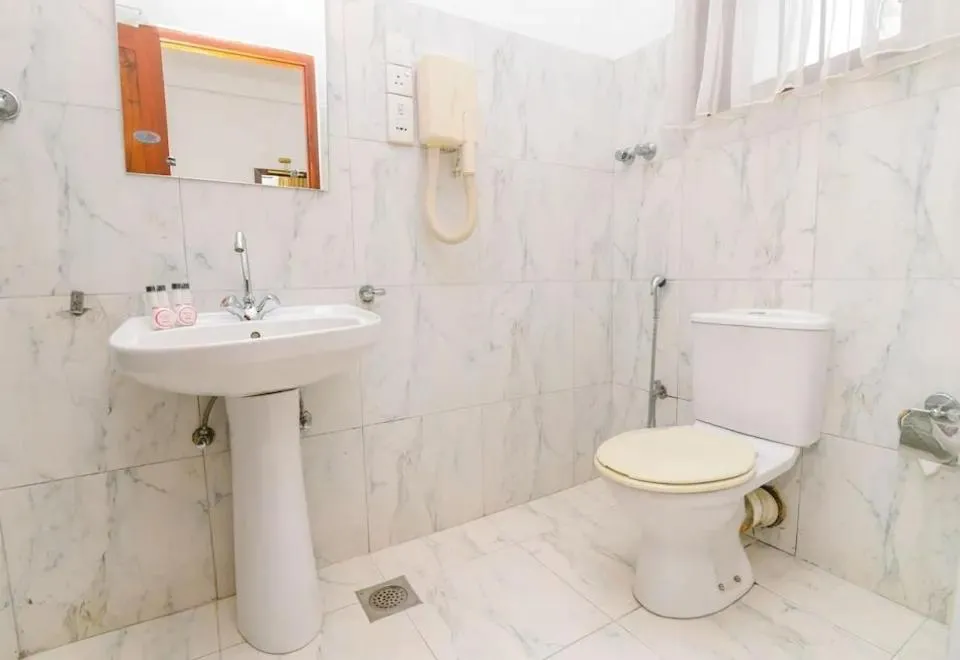 Toilet in Grand Kandy Villa