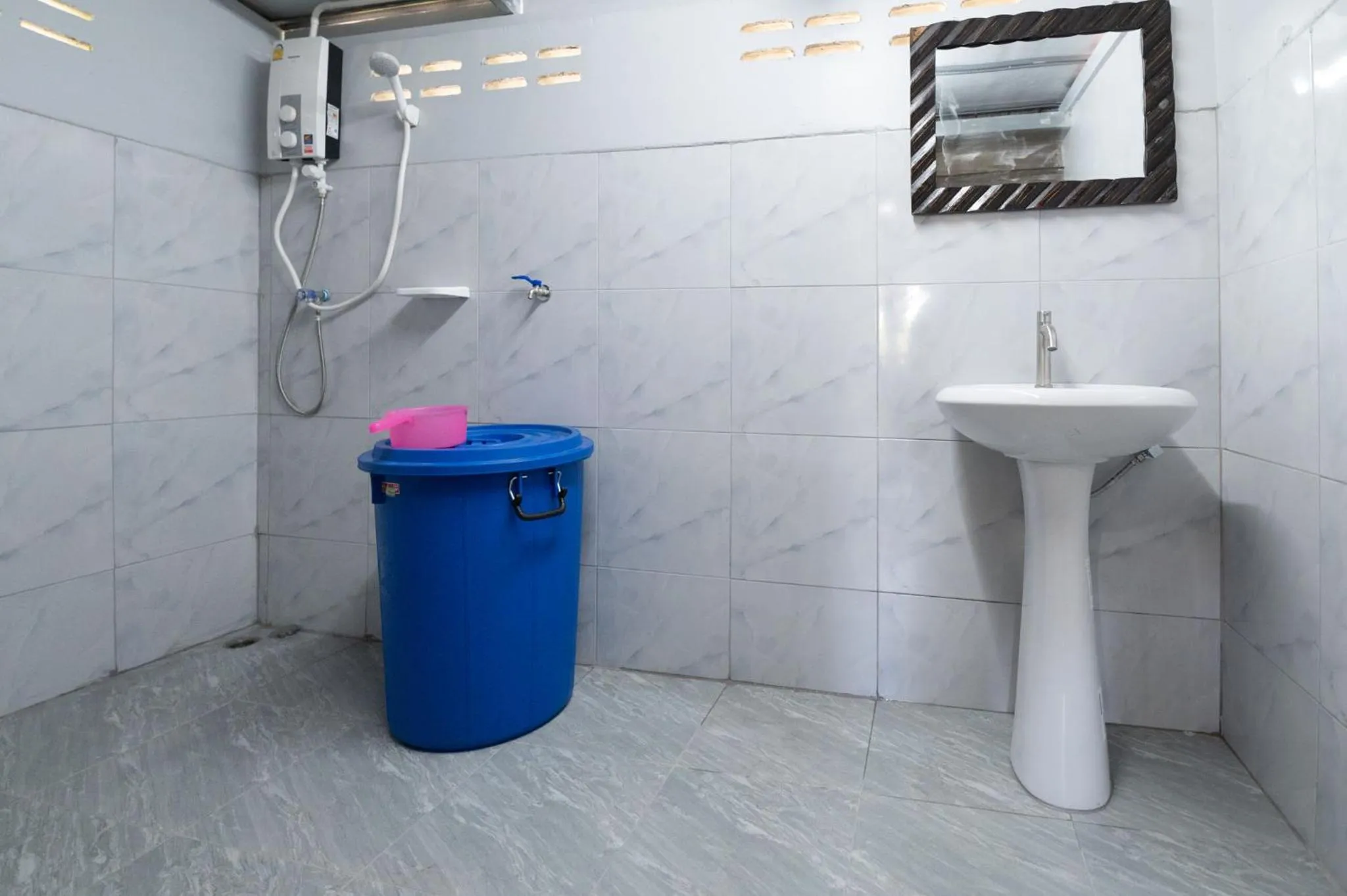 Shower in Suk Sabai Homestay