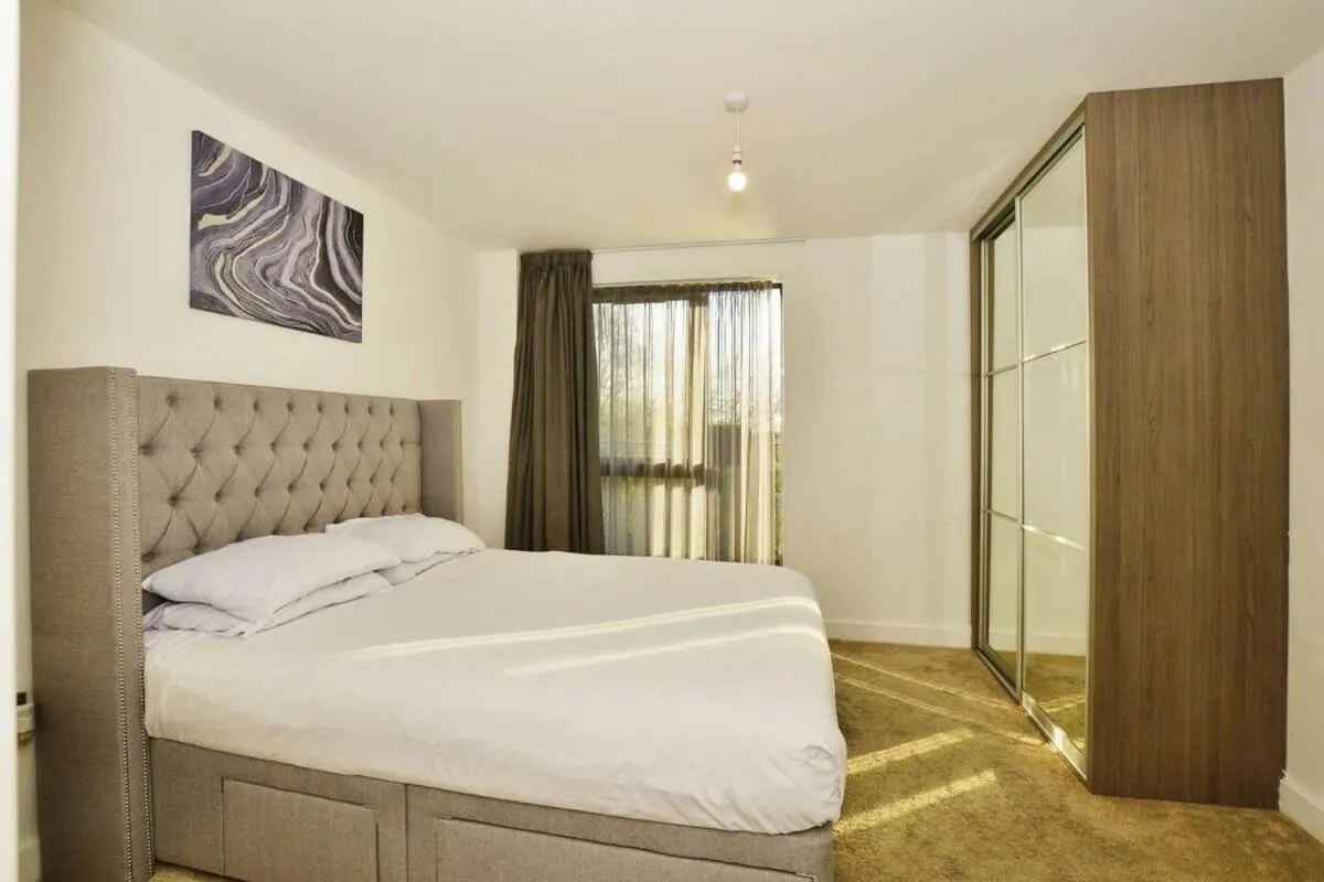 Bed in Modern 2 Bedroom Apartment with parking - Ashford