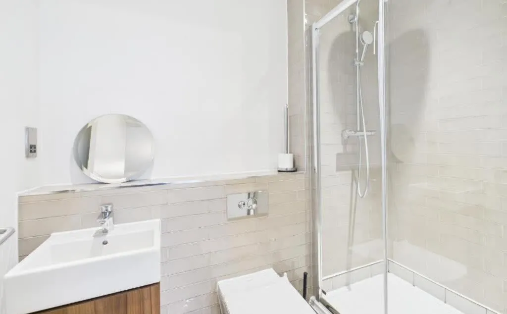 Shower in Modern 2 Bedroom Apartment with parking - Ashford