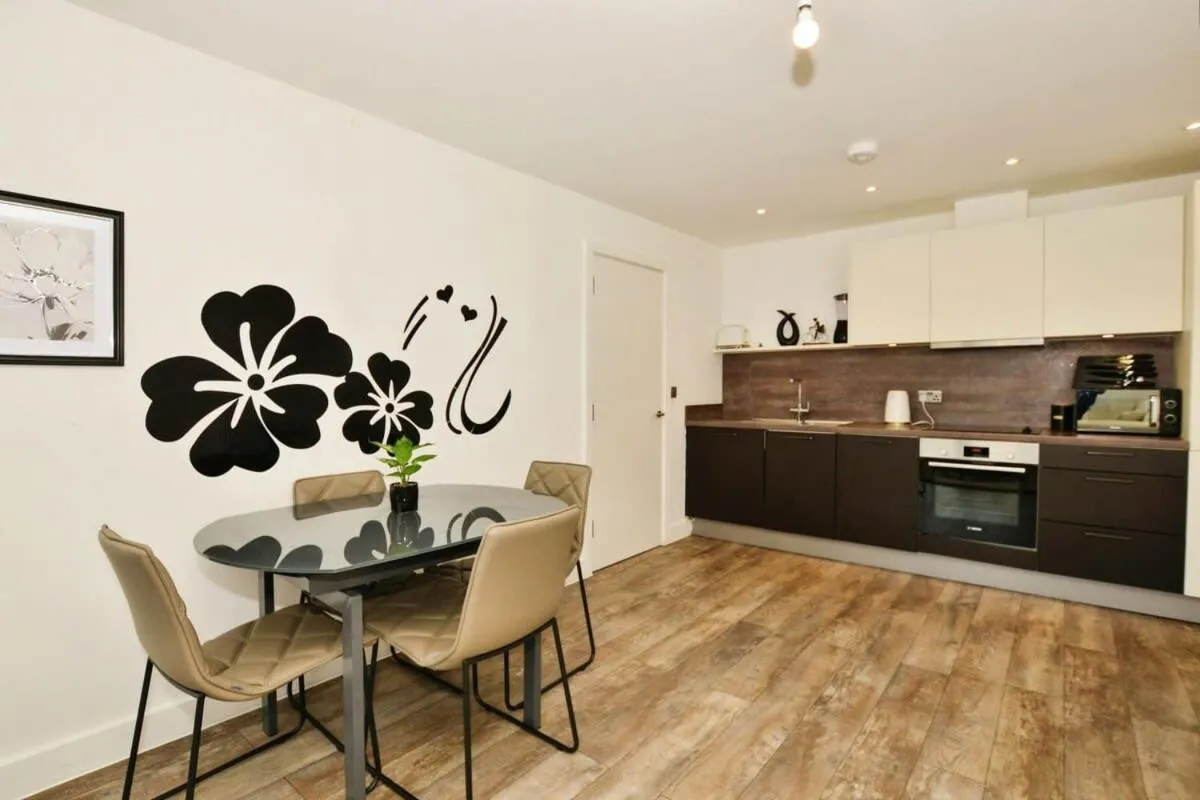 Kitchen or kitchenette in Modern 2 Bedroom Apartment with parking - Ashford