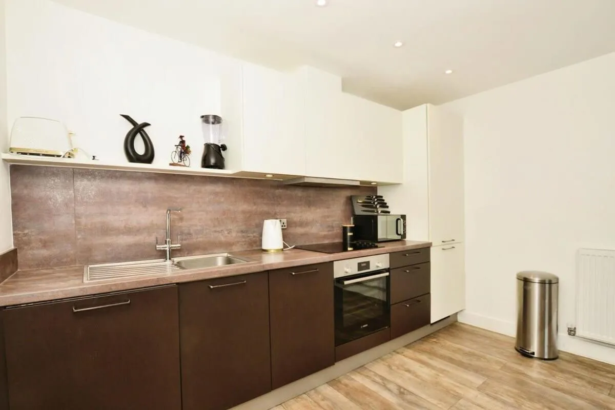 Kitchen or kitchenette in Modern 2 Bedroom Apartment with parking - Ashford