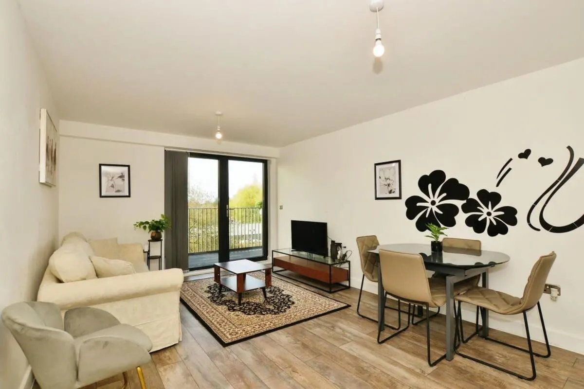 Modern 2 Bedroom Apartment with parking - Ashford