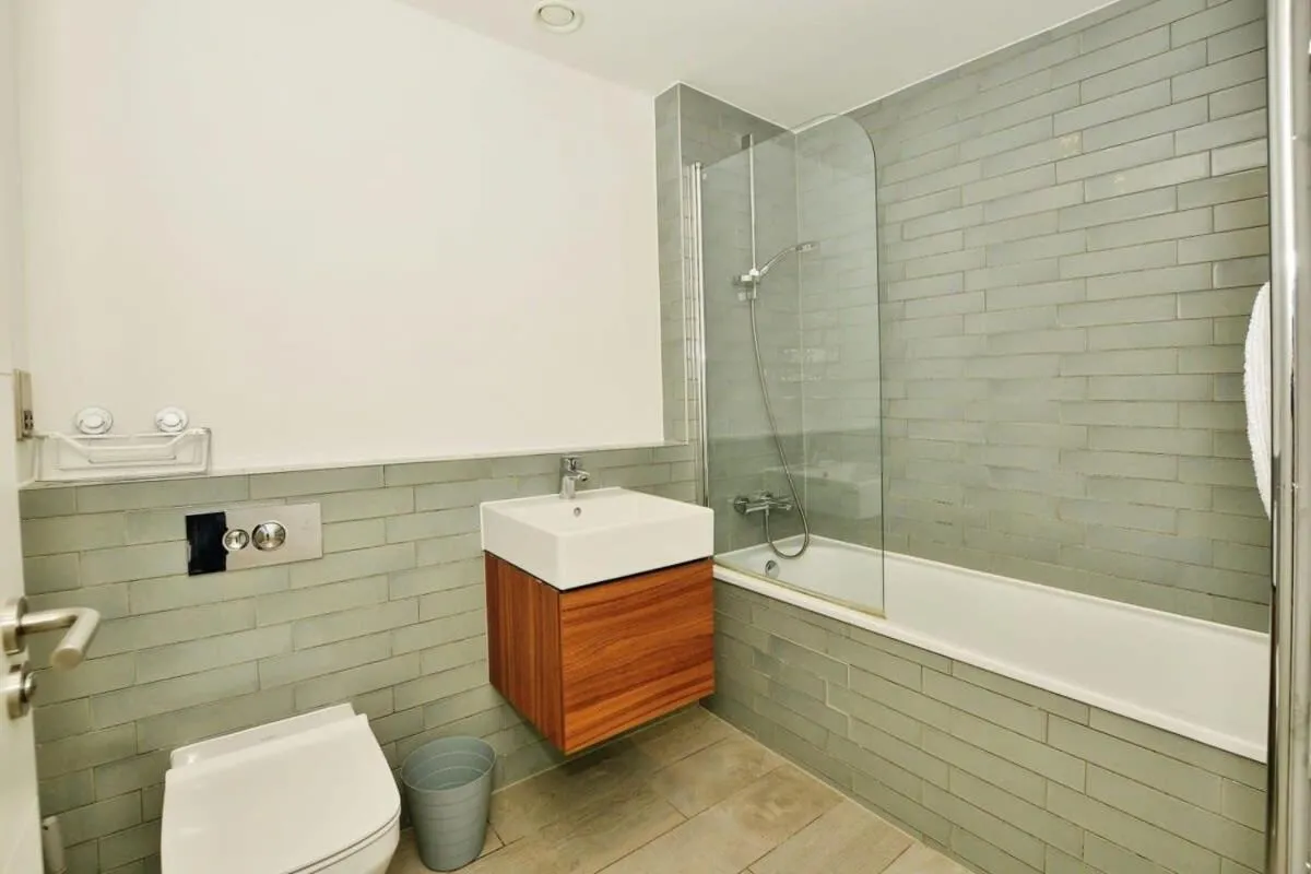 Shower in Modern 2 Bedroom Apartment with parking - Ashford