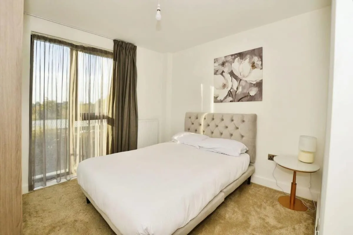 Bed in Modern 2 Bedroom Apartment with parking - Ashford
