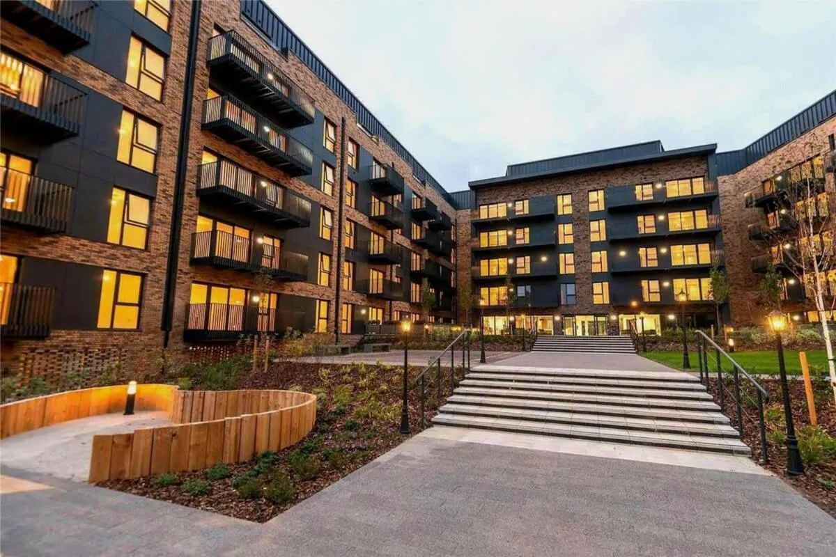 Property building in Modern 2 Bedroom Apartment with parking - Ashford