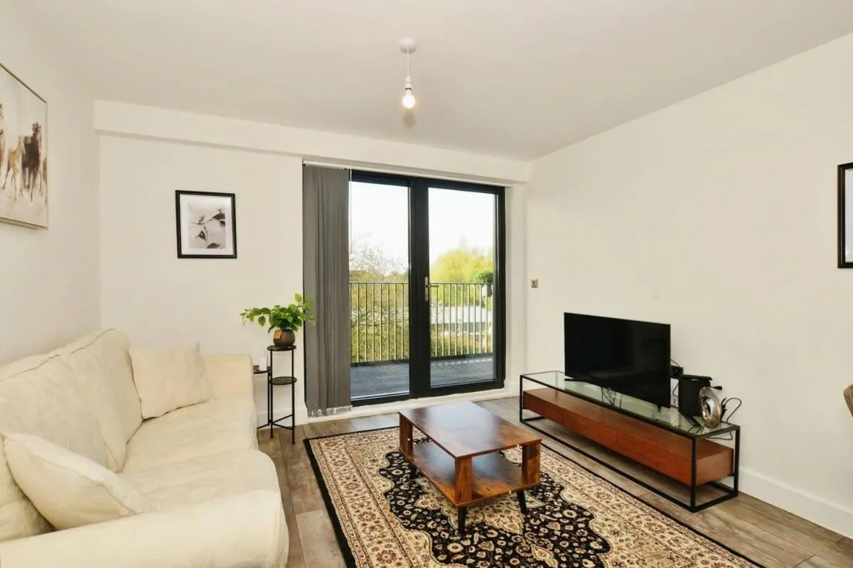 TV and multimedia in Modern 2 Bedroom Apartment with parking - Ashford